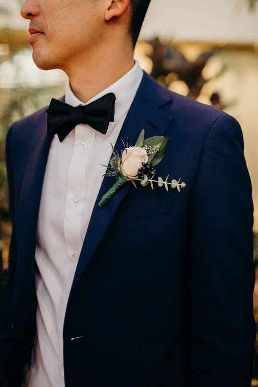  Details on the groom's jacket. 