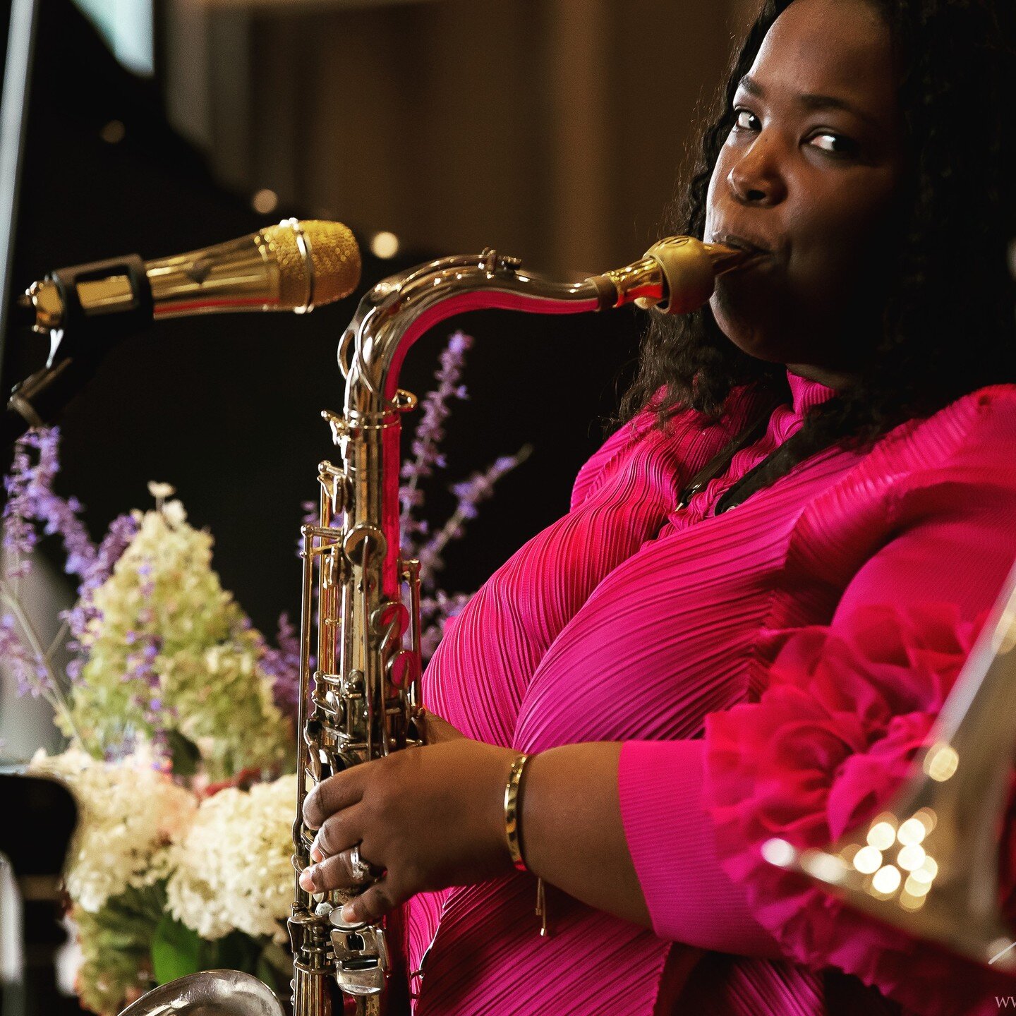 That gold mic and the gold tenor - just WOW! @camillethurman Thanks again for playing and singing for us at #northamptonjazzfest2023 Camille! #northamptonma #tenorsaxophone #jazz #camillethurman