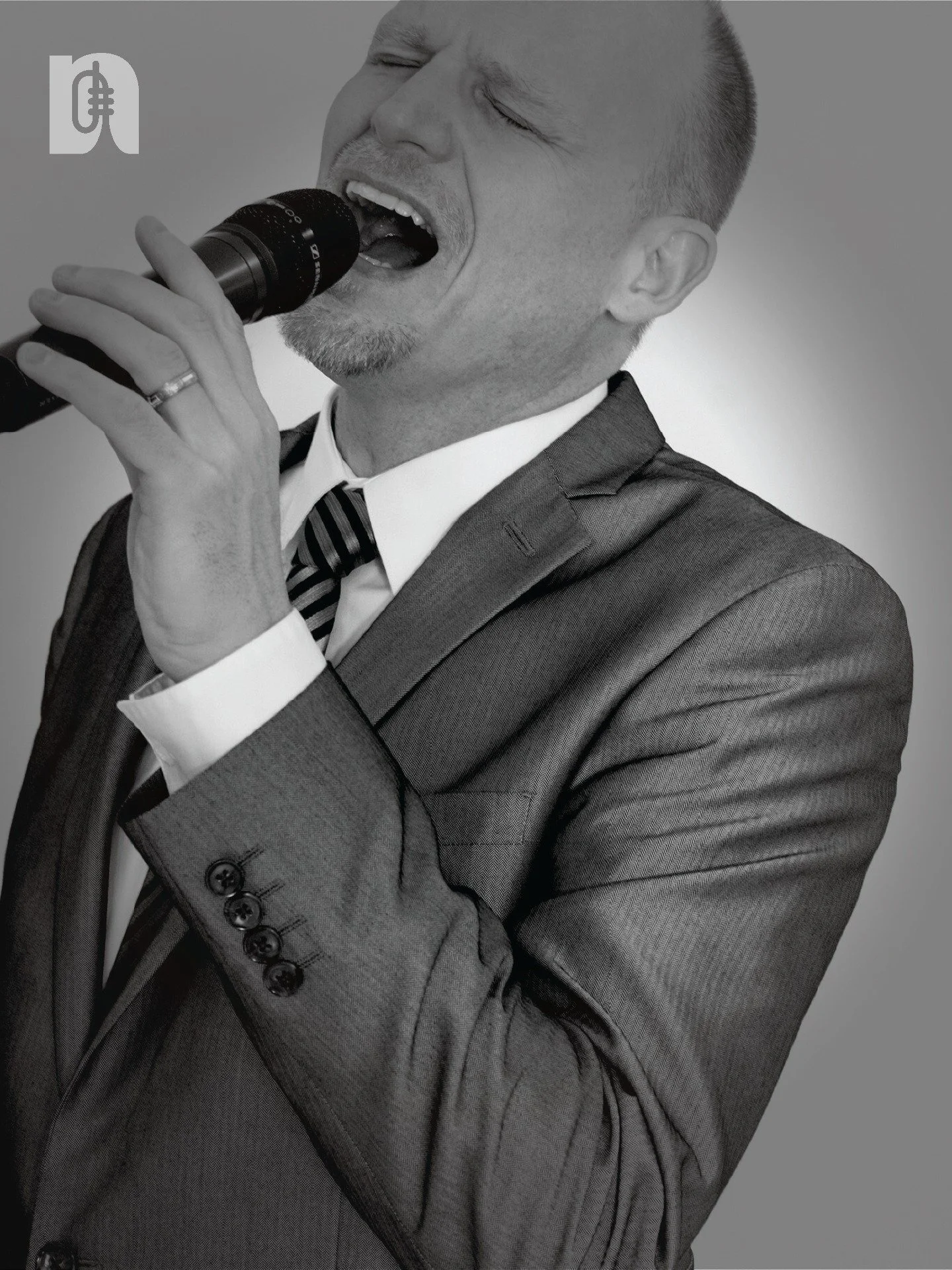 We interviewed @darmonmeader, the leader of @newyorkvoices, about the three decades of vocal jazz excellence and the group's exciting journey. 🎤 Don&rsquo;t miss the chance to catch this acclaimed ensemble at the Northampton Jazz Festival on Sept. 2