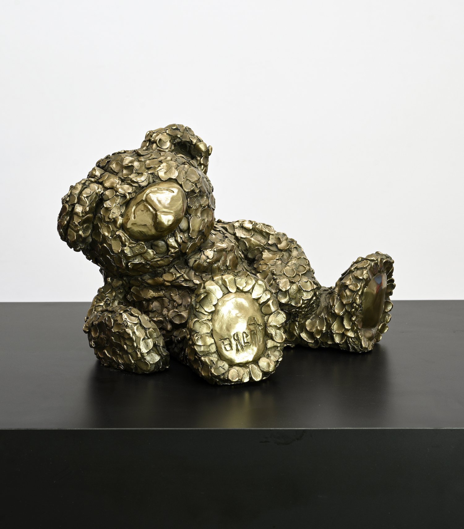  "Smiles”  polished bronze, 2018 10.5"x 13.5"x 12.5" (27cm x 34cm x 32cm)  cRaZy stuFFed aniMALs   Edition of 7 