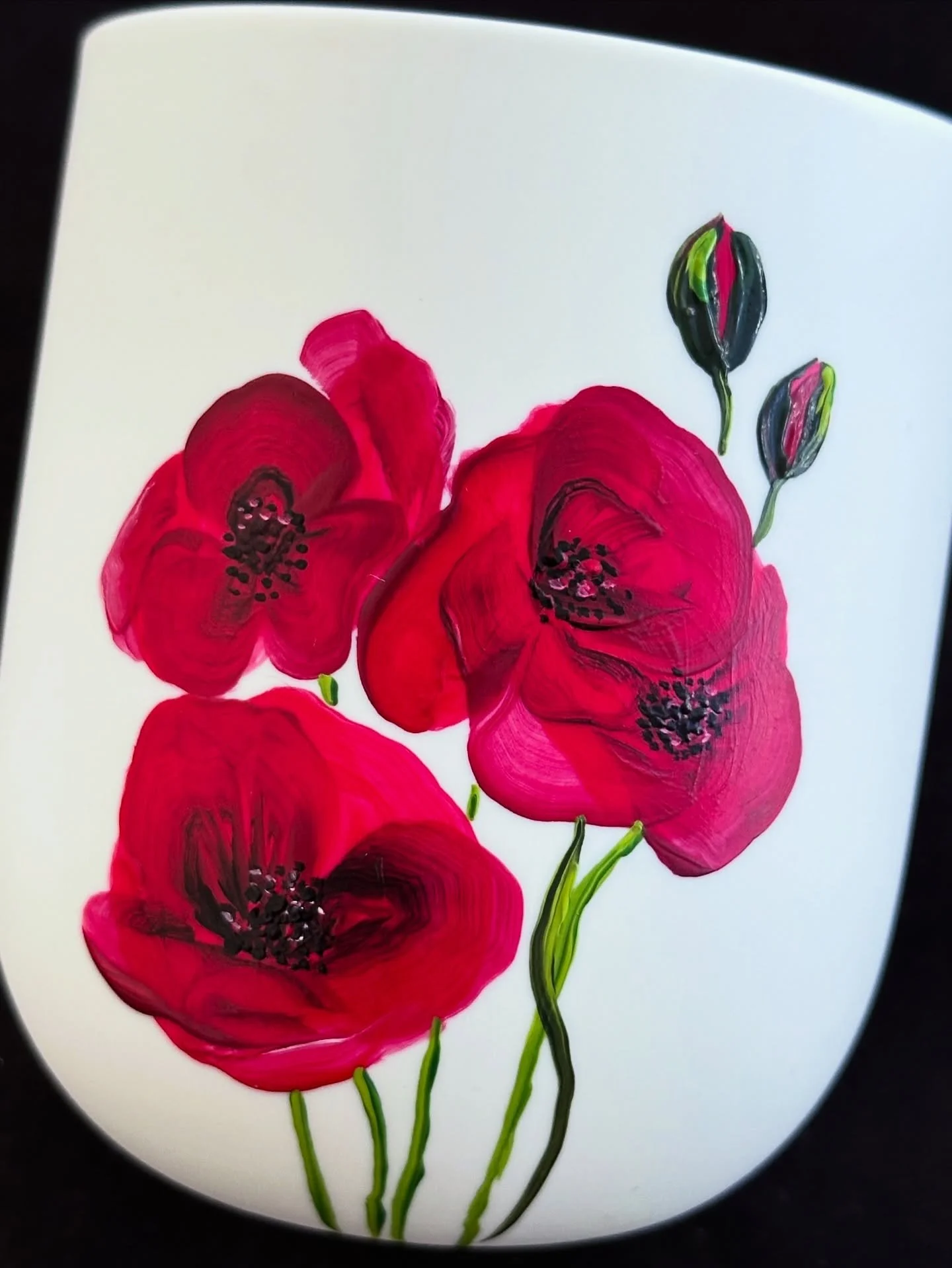 There&rsquo;s just something about a Frederic Malle candle&hellip;. It smells like heaven, it&rsquo;s chic, and now - customizable!
I&rsquo;ll be back this Thursday, the 12th ✨ live painting and personalizing your purchases at the Melrose Place bouti