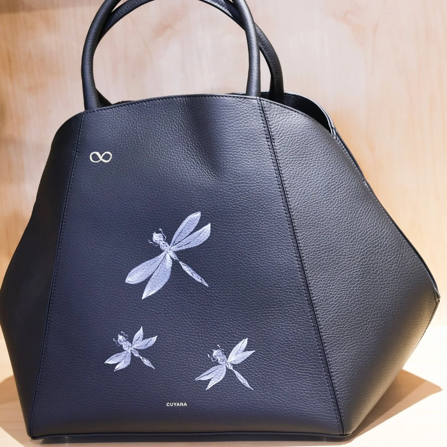 Painting this custom leather bag was such a special moment ✨
Look closely&hellip; can you spot the tiny hand-painted details inside the dragonflies? Every brushstroke was done with intention and heart.
One of my favorite parts of being a live event a