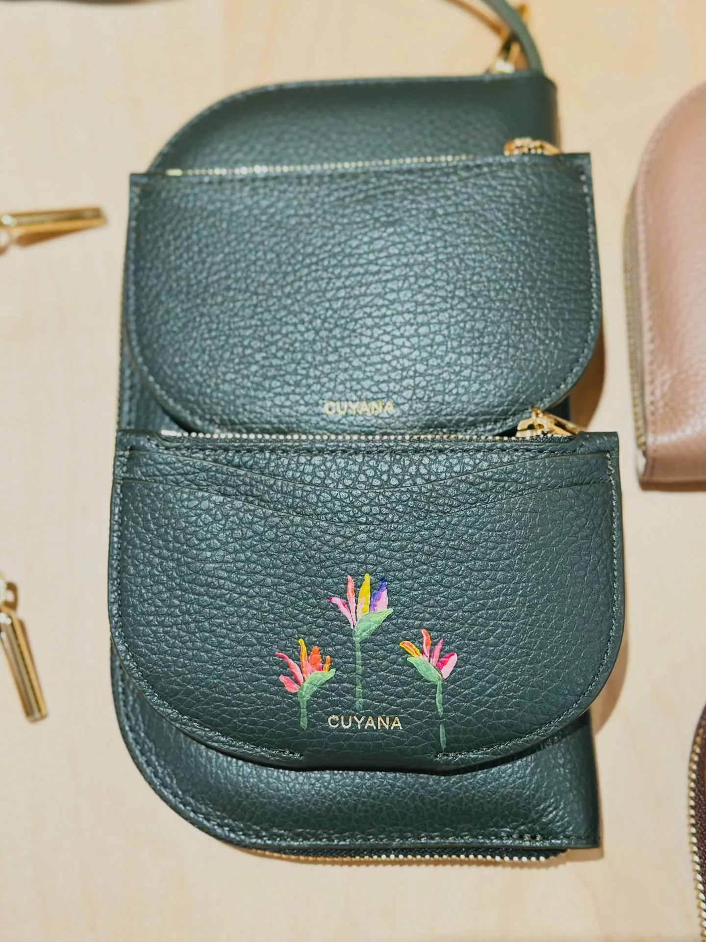 Leather painting but make it tropical. 🌺🦜
These birds of paradise are one of the most requested designs during in store brand activations.

I layer multiple colors in the same stroke to build rich blends and vibrant shades. Watching the petals come