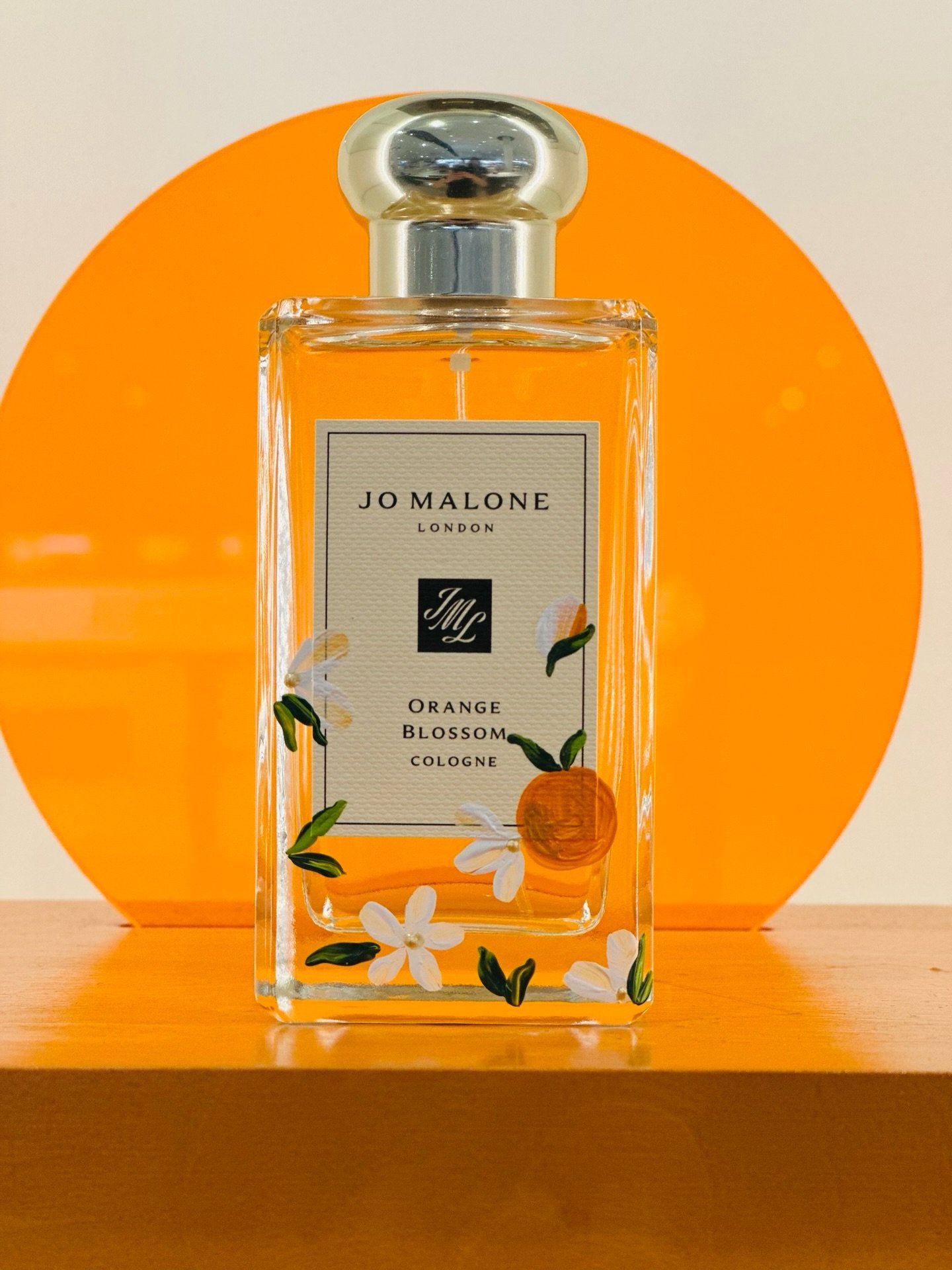Squeezed a little summer into this one. 🍊A Jo Malone bottle, a brush, and about 3 minutes. That&rsquo;s all it takes to turn a gift into a moment. 

This is what I do live at events: custom painted on the spot, no waiting, just pure magic for your g