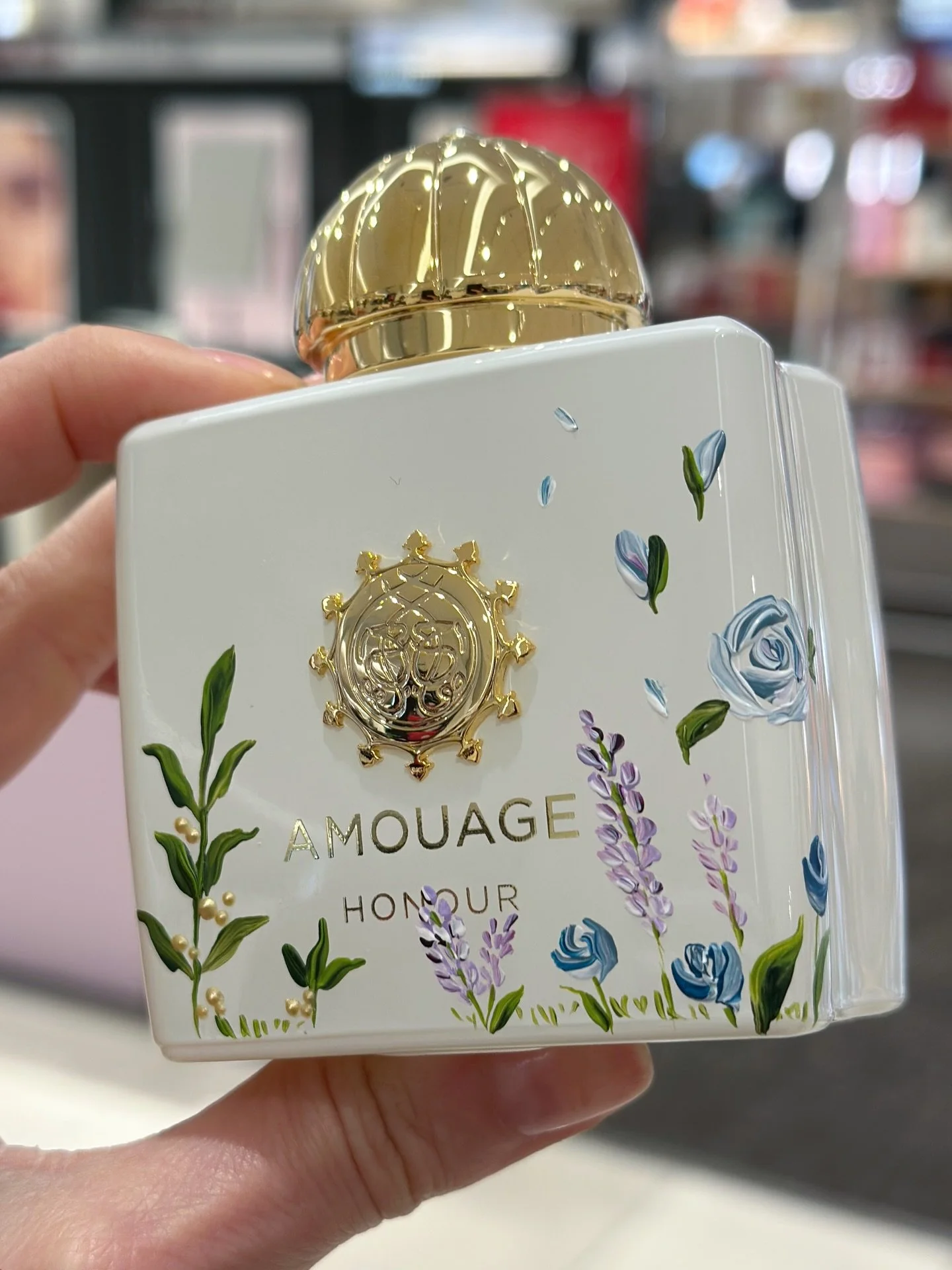White and gold, painted by hand&hellip;because some gifts deserve to be unforgettable. 🤍✨

This Amouage bottle was transformed into a wearable piece of art: hand-painted florals, textured gold dots you can feel beneath your fingertips. Your guests w