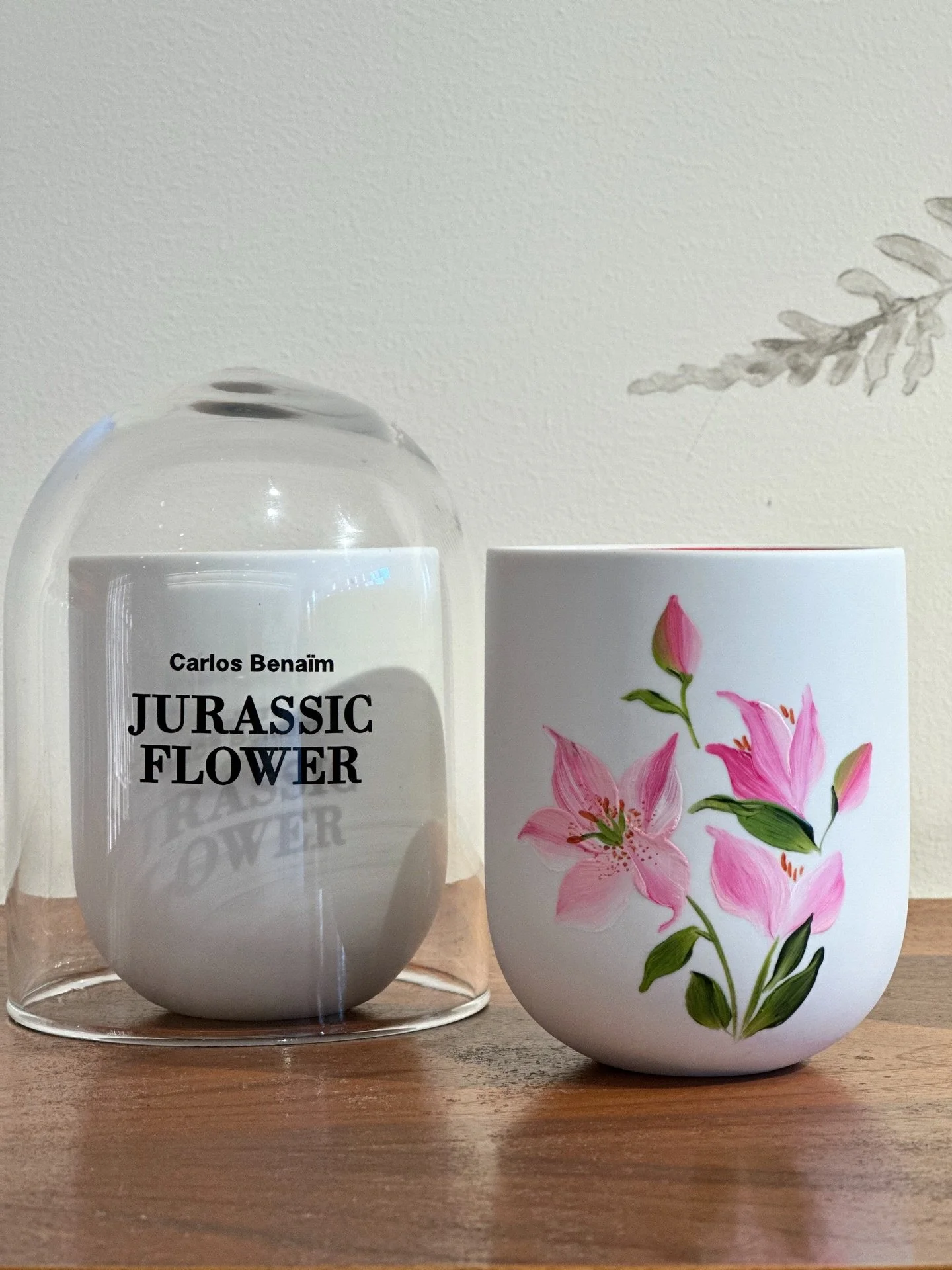 Hand-painted stargazer lilies on a Carlos Bena&iuml;m candle for @fredericmalle on Melrose Place. Live, on-site, in under 6 minutes. ✨
This is what I do at luxury brand activations across Los Angeles: turn your products into personalized works of art