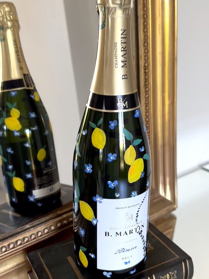 This is hand-painted. 🍋 Made in the South of France. ~~> Wedding planners, picture this on your welcome bar. Or as a gift for every guest.
Event planners, picture it as your step-and-repeat centerpiece.
Tell me below: what event would you want th