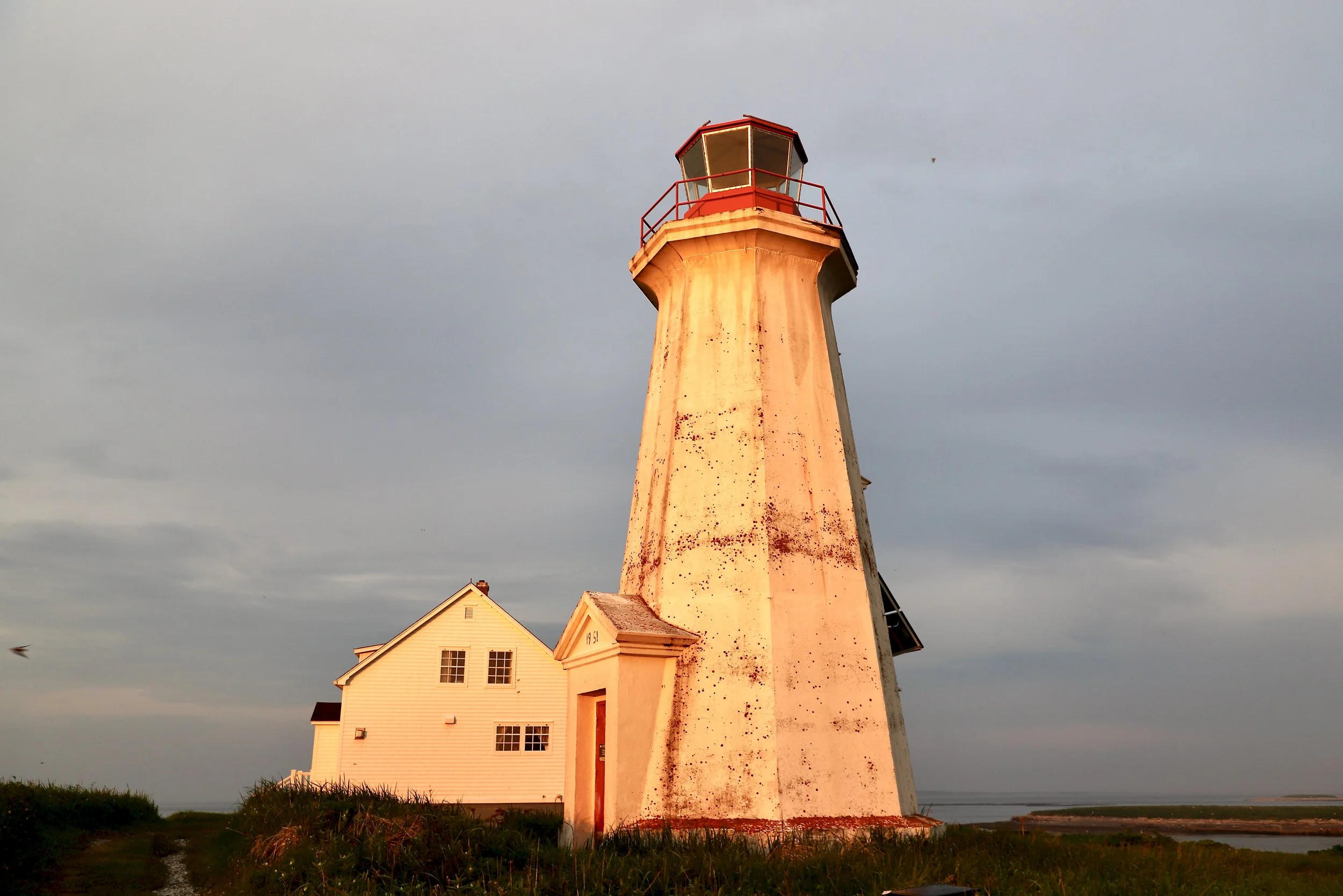 The lighthouse at sunset on Île aux Perroquets.JPG