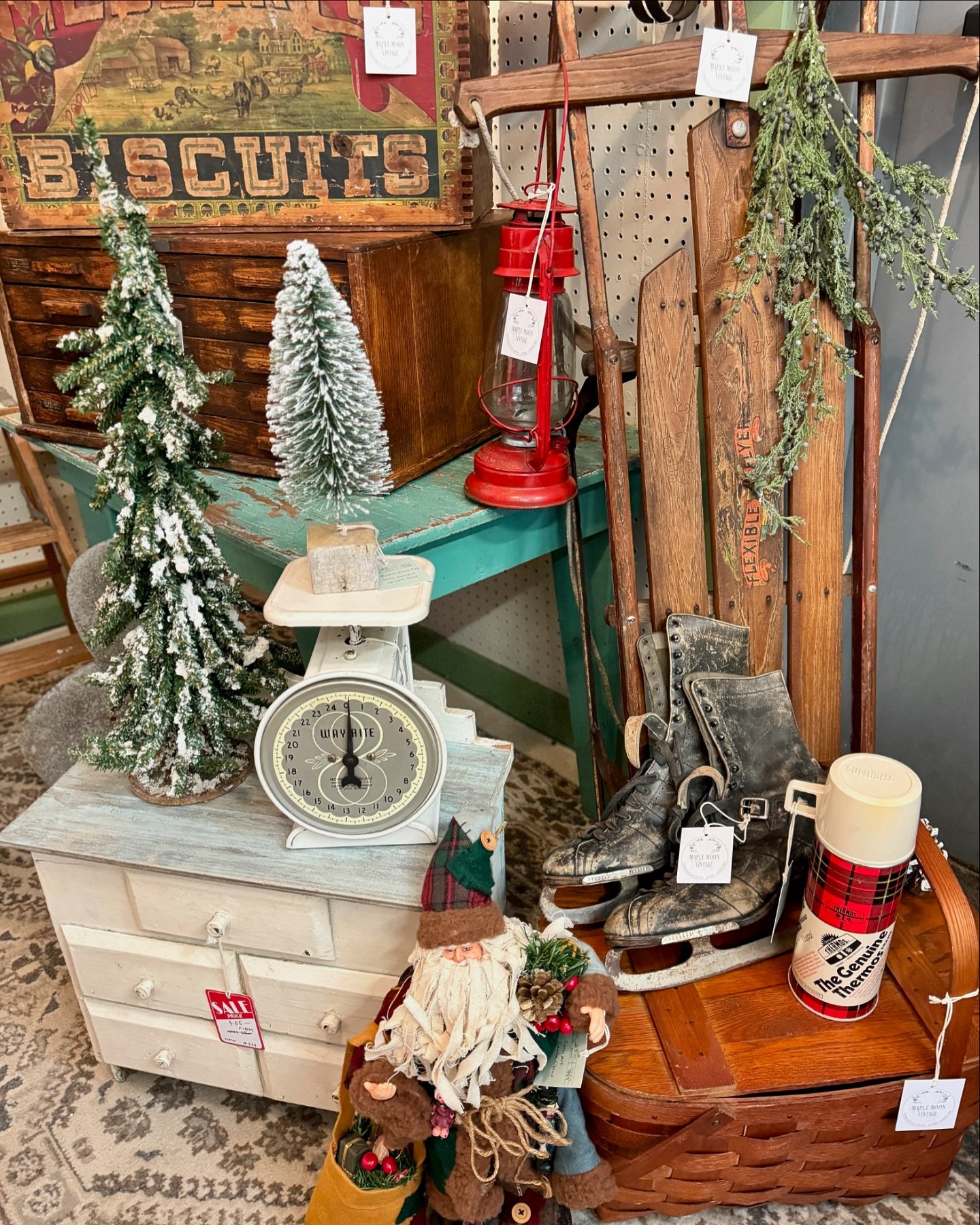 It&rsquo;s beginning to look a bit like Christmas 🌲&hellip;with some fall decor mixed in ☺️
New treasures available in my booth, come on by!
@zionsvilleantiquemall 

#vintagetreasuresforsale
#vintagedecor
#rusticdecor
#bottlebrushtrees
#rusticwinter