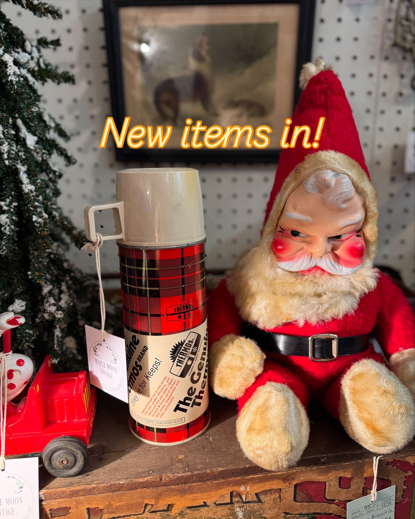 Look at his cute face! 🎅 
I brought in this vintage elf and other holiday decor yesterday. Booth 145 @zionsvilleantiquemall 😊
I still have a Holiday sale on with 15% all items except those marked firm.

#vintagetreasuresforsale
#vintagedecor
#rusti