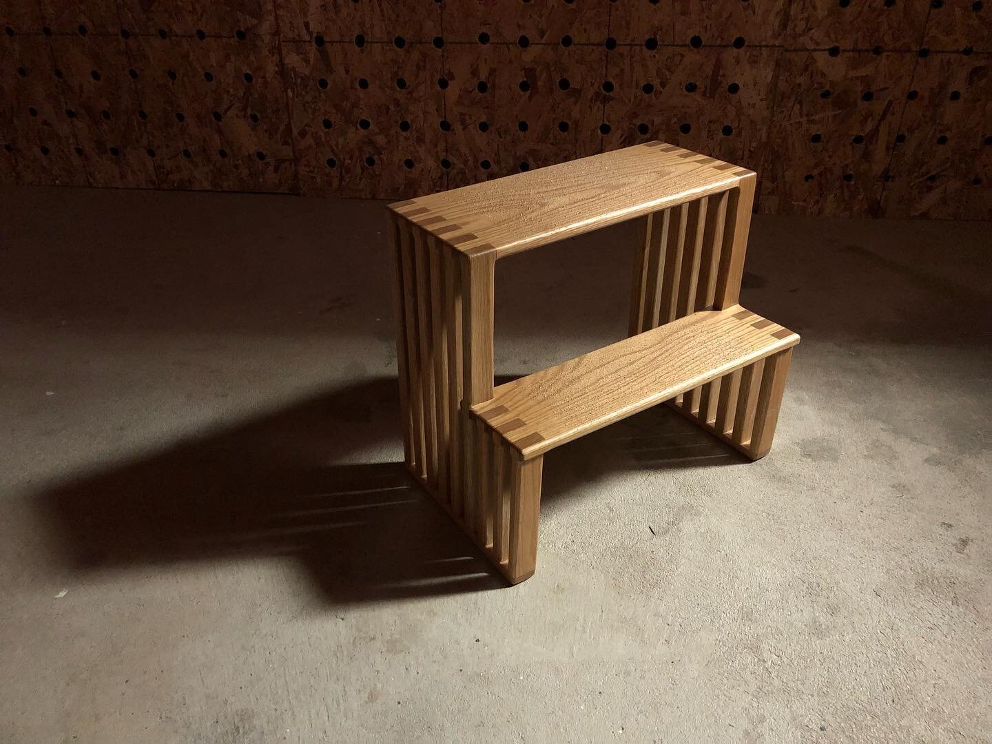 Step stool in white oak, with crushed coral inlay, 

#calgary #woodworking #wood #woodcraft #woodworker #custome #desing #livingroom #whiteoak #DIY #diy #handmade