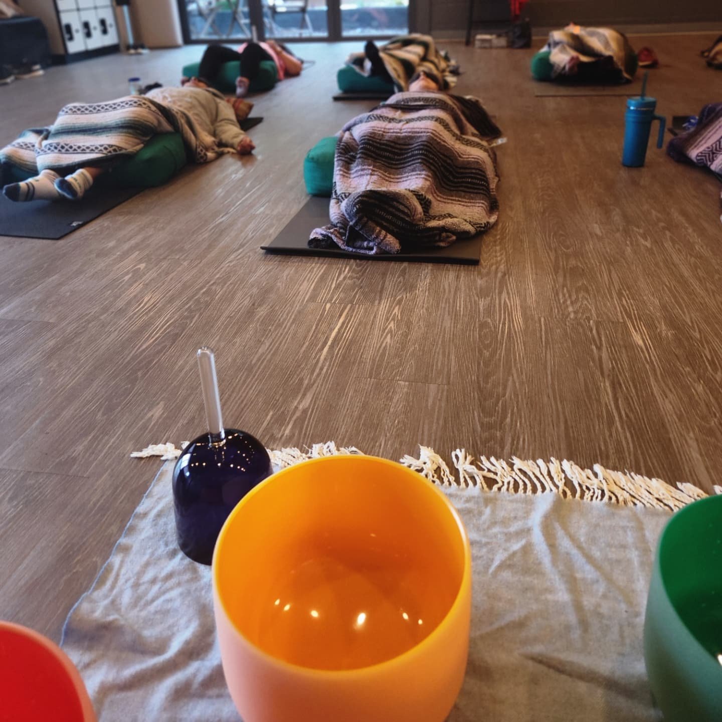 Last weekend, I was honored to facilitate a sound bath for this group of women with different backgrounds and religions, that meet once a month to do new things together. Thanks @current_wellness for allowing us to use your space!