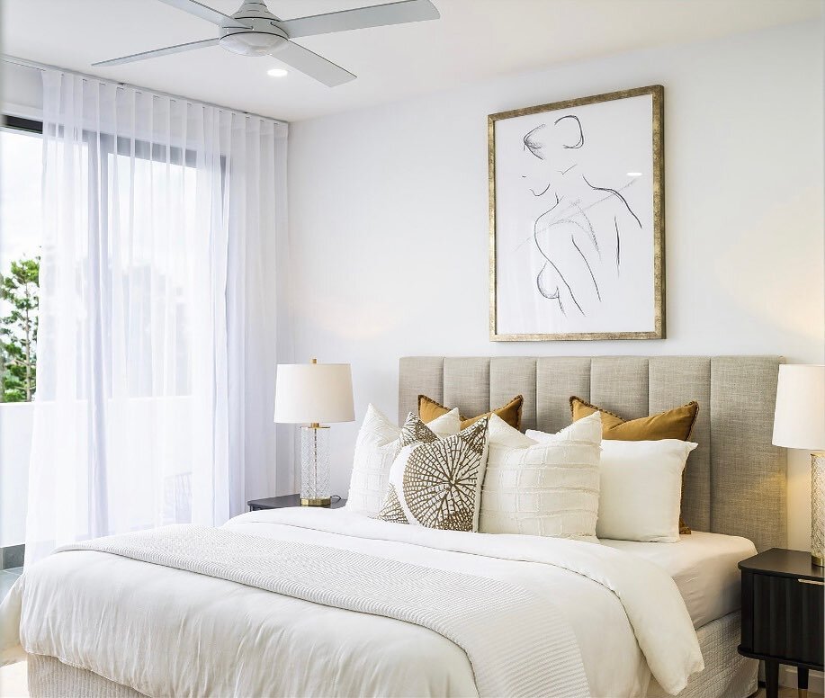 Bedroom serenity 🤍

Styling @uptown_property_styling 
📷 @gabrielveitphotography

#propertystyling #homestaging #interiorstyling #realestate #brisbaneagents #brisbanerealestate #brisbanebuilder #brisbane #stylingideas #homestyling #contemporary #lux