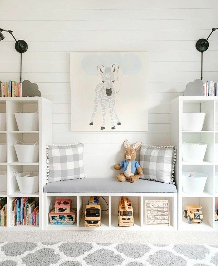 Playrooms can be organized and functional! 🤖

This setup, showcased by @homeandhallow, demonstrates a neat and functional play area with baskets for toys and space beneath for larger items easily accessible to children. Additionally, it features a c