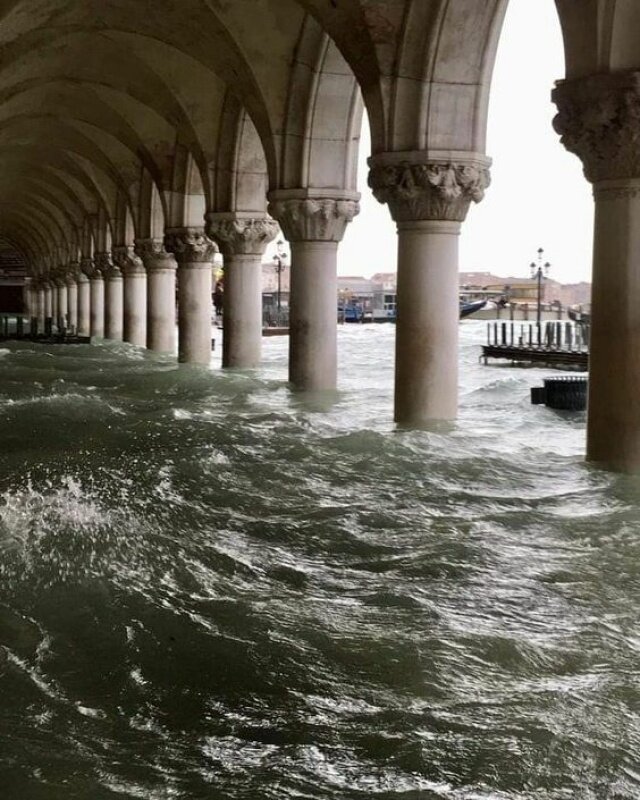 🌊 The name of my series &ldquo;Aqua Alta&rdquo; is based off the flooding event of 𝘢𝘤𝘲𝘶𝘢 𝘢𝘭𝘵𝘢 (&quot;high water&quot;) that happens in Venice with alarmingly increasing frequency.

We experienced it firsthand when Zak and I lived in Italy f