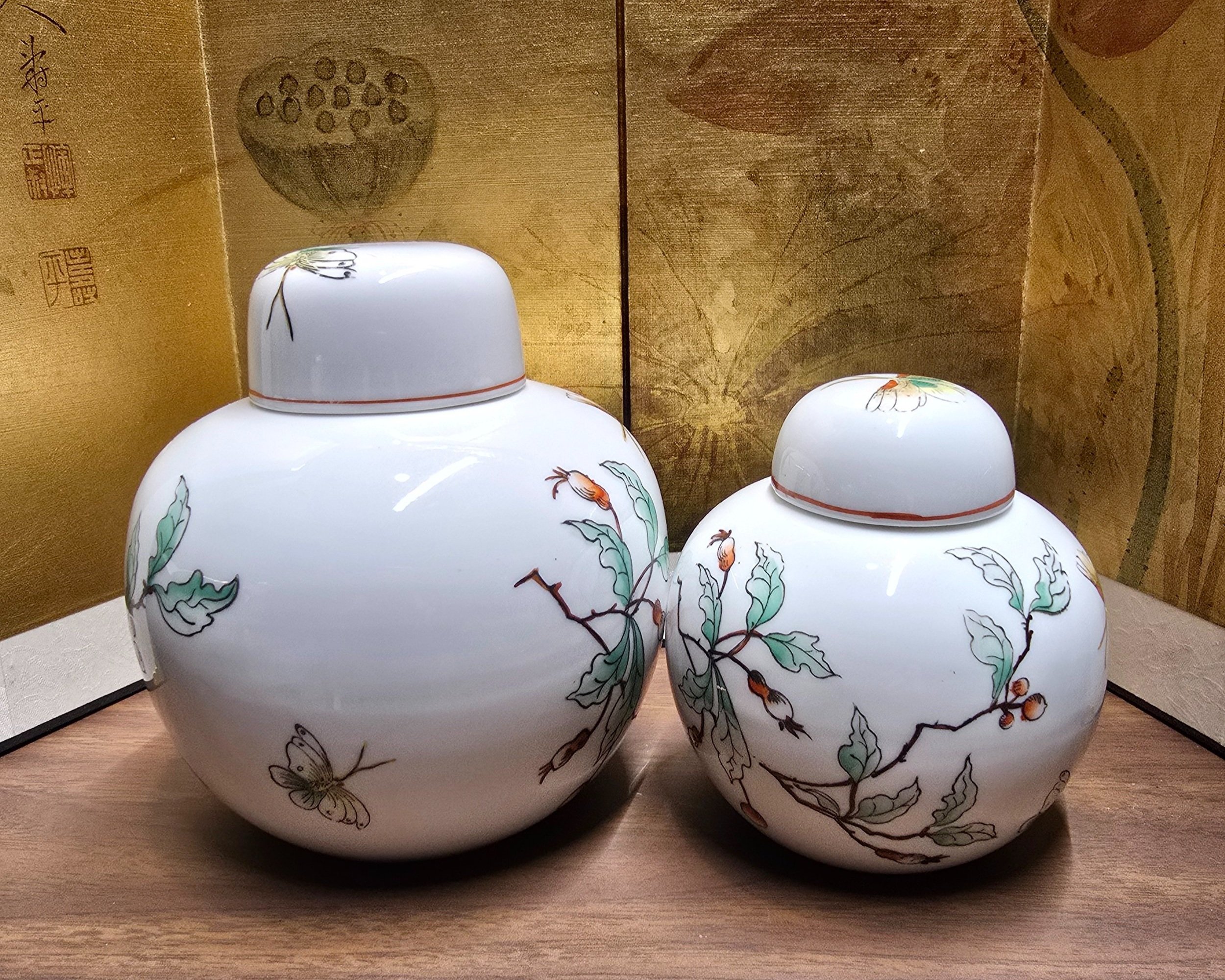 Hand Painted Japanese Porcelainwares Decorated in Hong Kong, Set of 2,