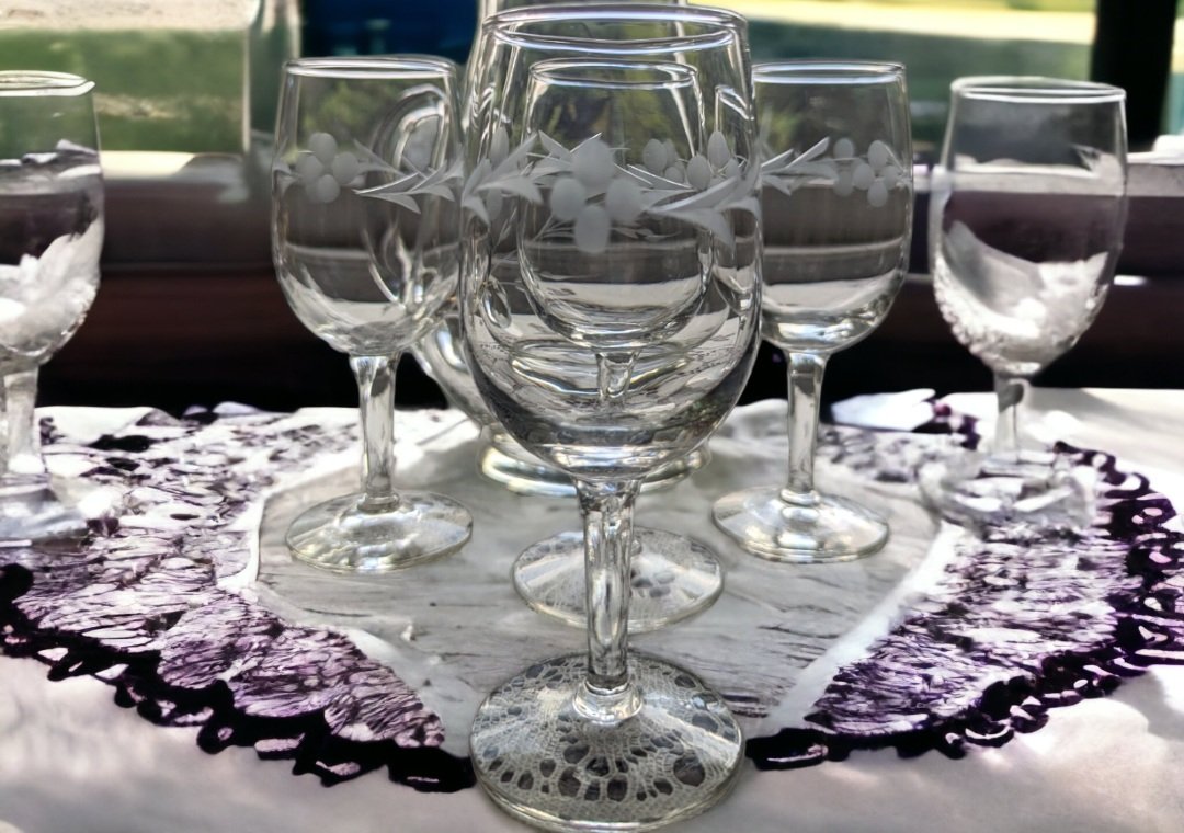 VTG Clear Glass Pitcher And Wine Glass Set. Cut Floral Design, Clear Pattern Heritage by Princess House, Set Includes 1 Lg Pitcher & 4 Wine Glasses