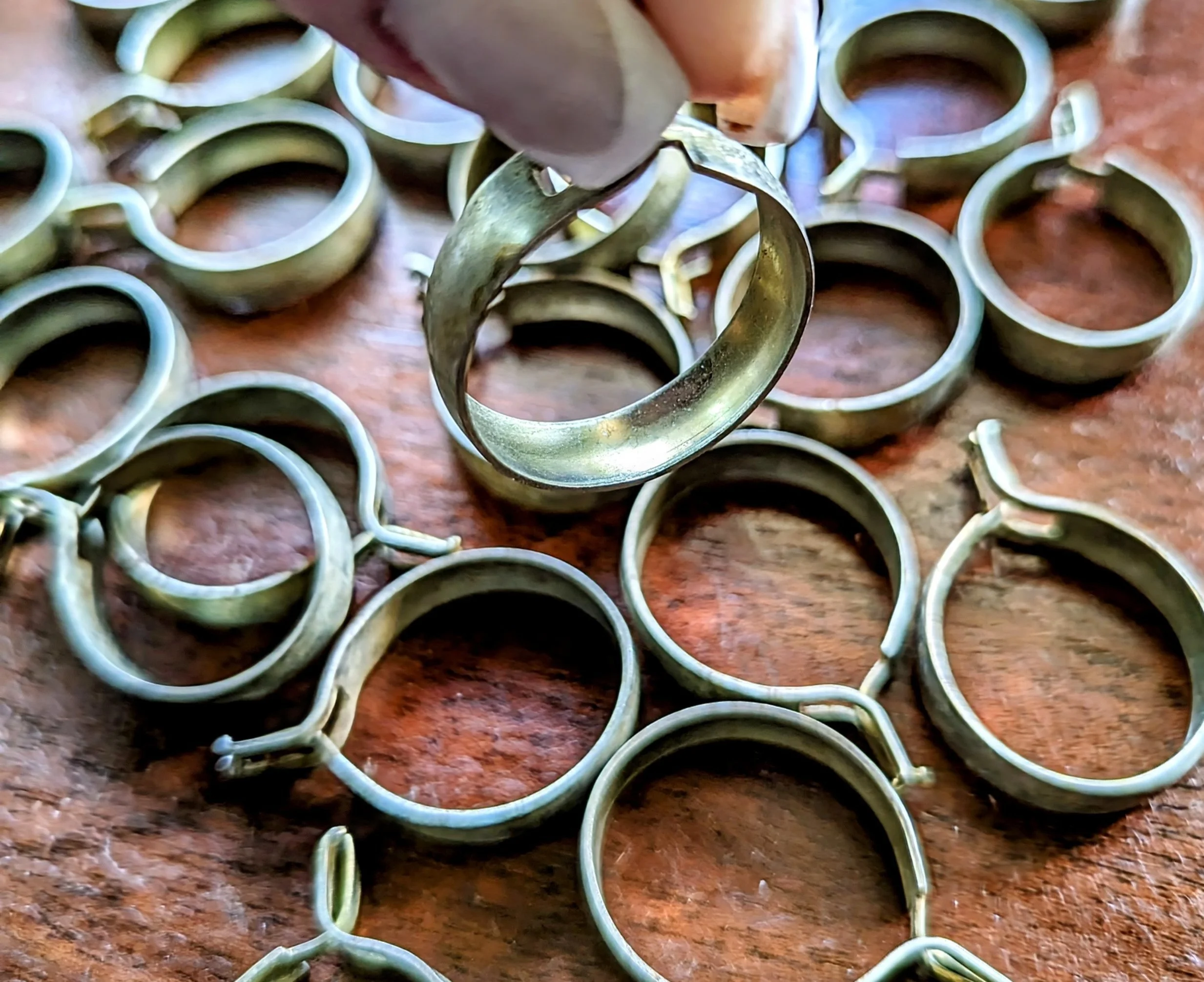 Vintage café curtain pinch rings, Set of 25 1” Rings, Metal brass polished rings, Silvery with a gold tint, Come as is vintage condition, Rings have patina on them (see pics),Good strong pinch.