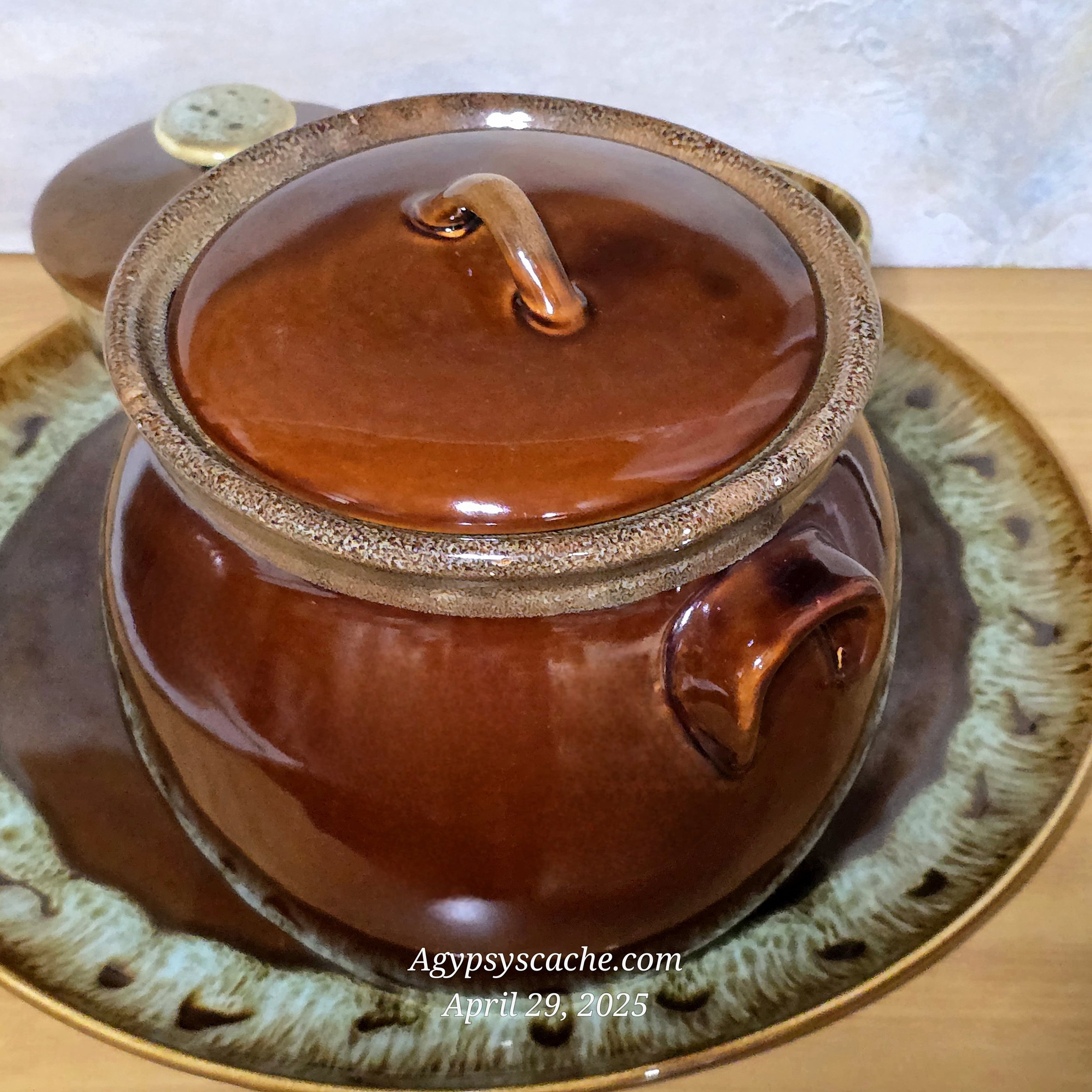 Vintage Rustic Style Brown Stoneware Bean Pot with Mirror Glaze Finish