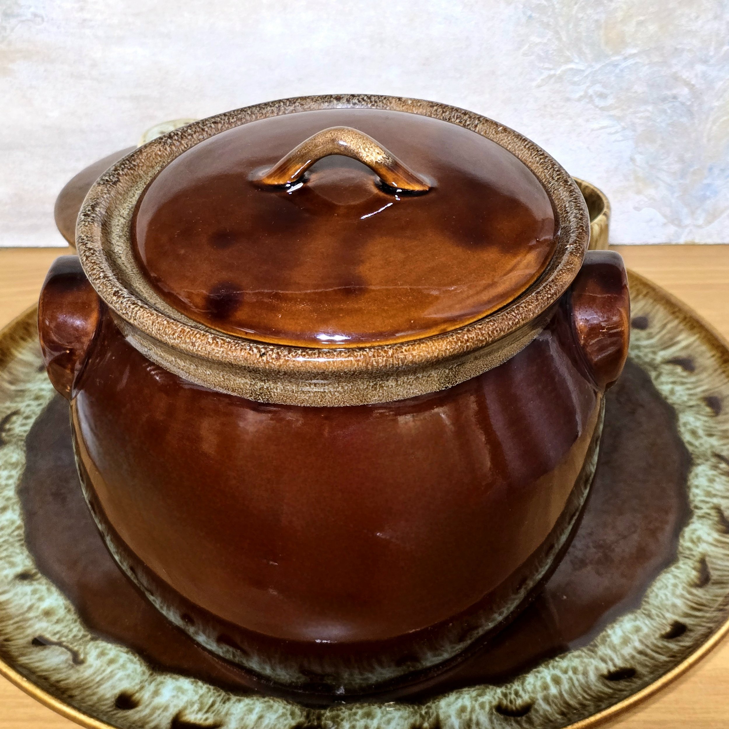 Vintage Rustic Style Brown Stoneware Bean Pot with Mirror Glaze Finish