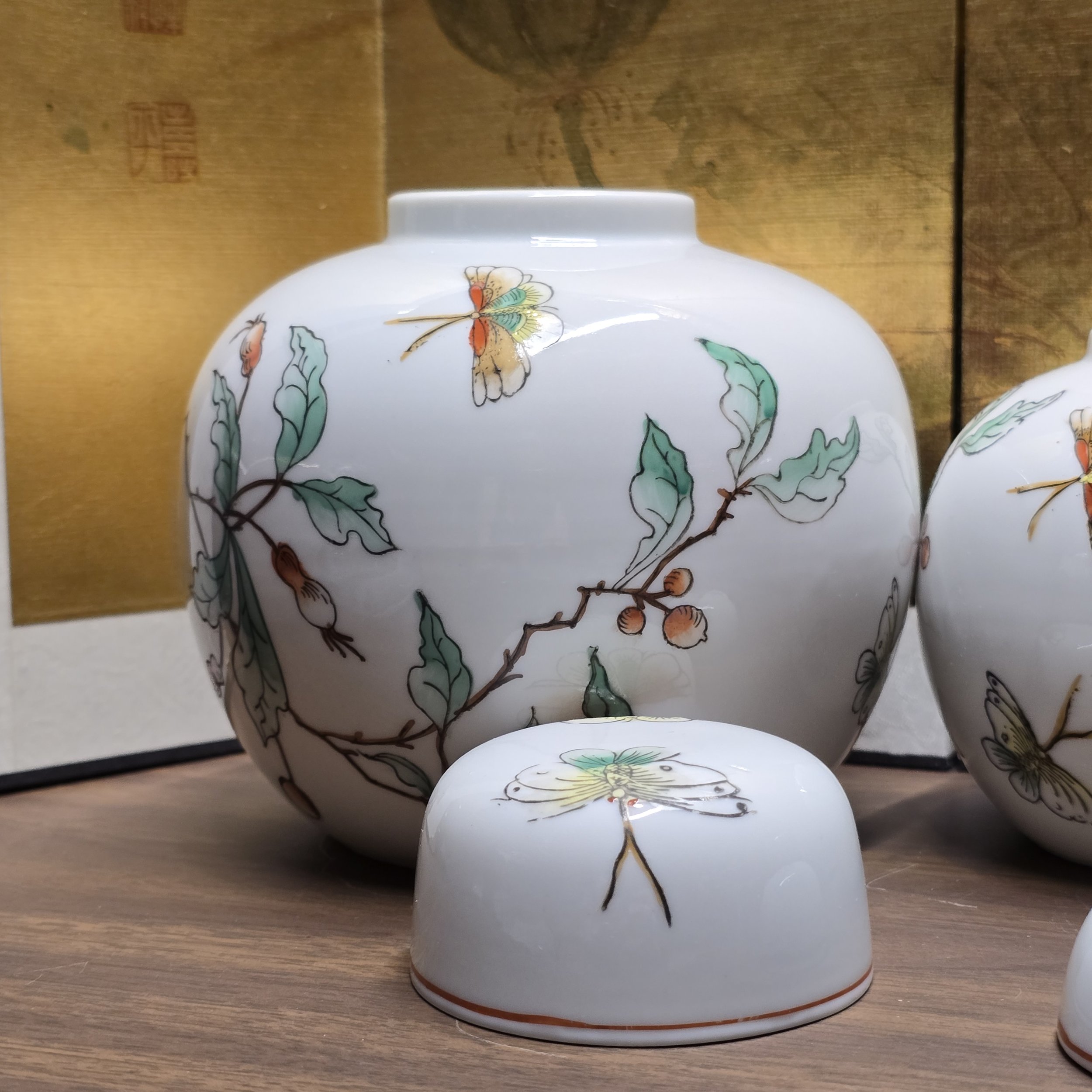 Hand Painted Japanese Porcelainwares Decorated in Hong Kong, Set of 2,