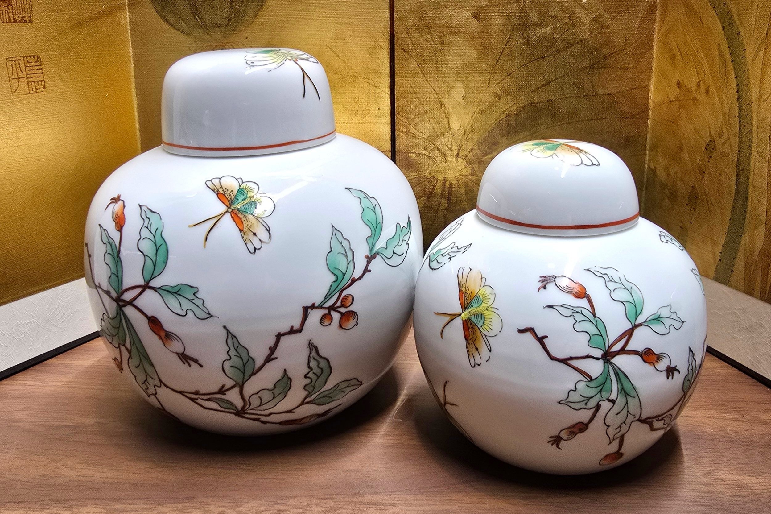Hand Painted Japanese Porcelainwares Decorated in Hong Kong, Set of 2,