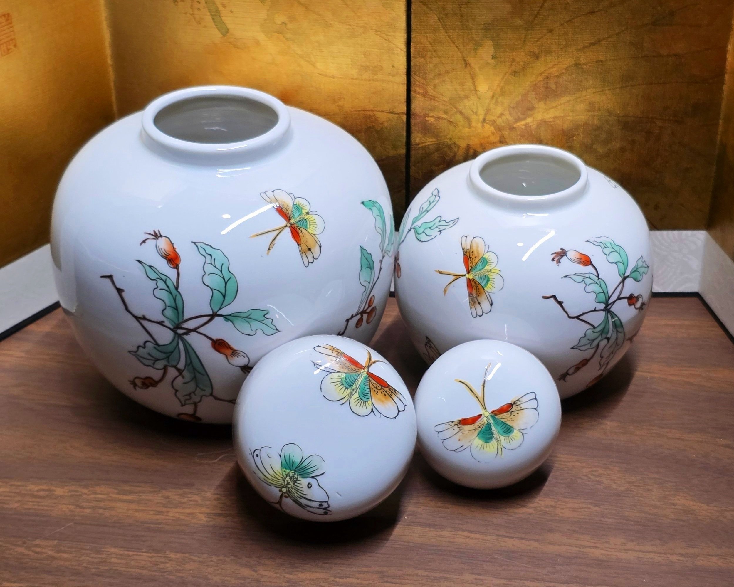Hand Painted Japanese Porcelainwares Decorated in Hong Kong, Set of 2,