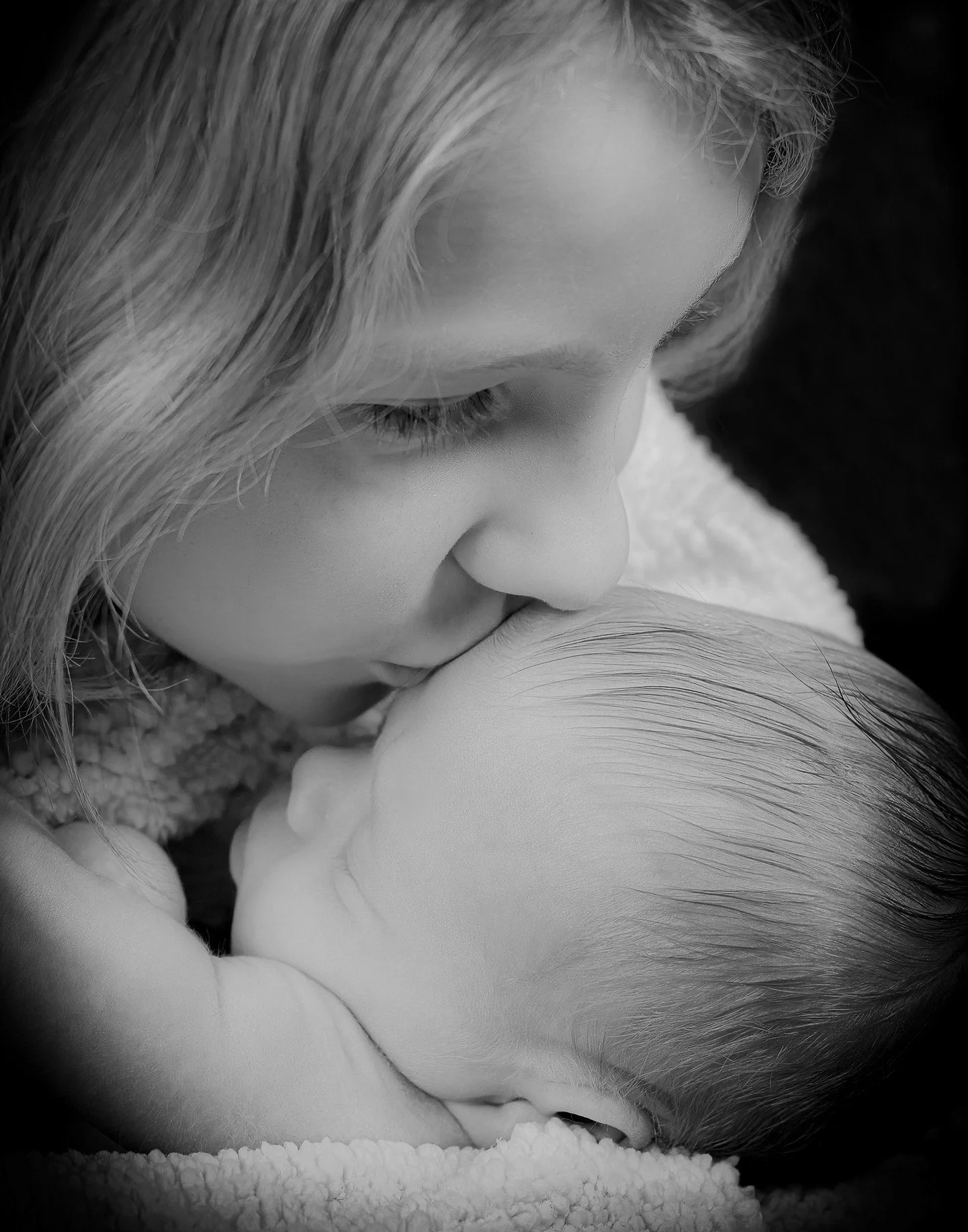 Sisterly Show of Love - Jane Hiebert - SCC / Human Portraiture 2024 Competition - Honorable Mention.

#prpa #prpacanada #portrait #family