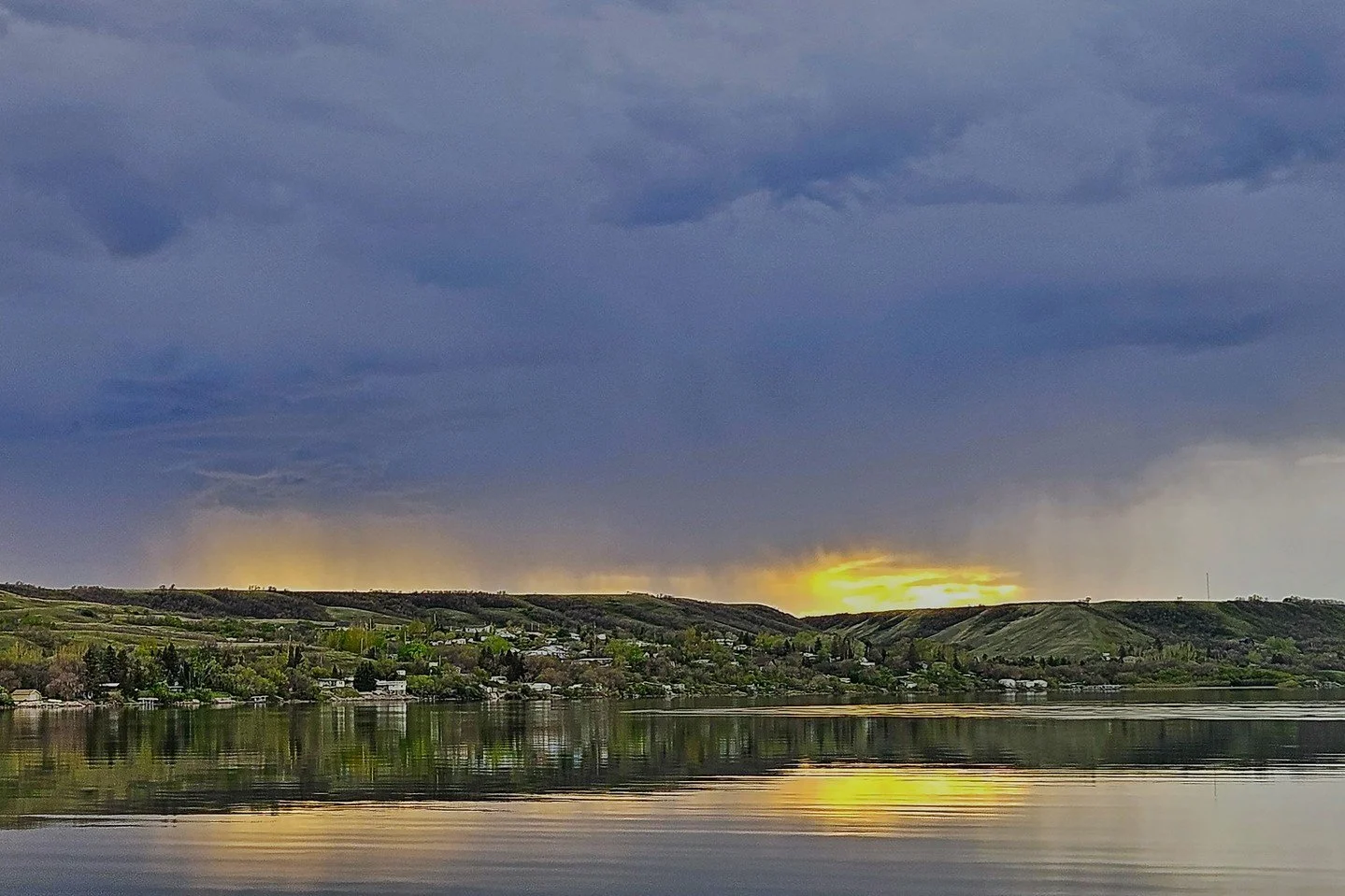 Sunset on Lakeside Village - Betty Calvert - Hand of Man 2024 Competition - Honorable Mention.

#prpa #prpacanada #sunset #landscape #reflection