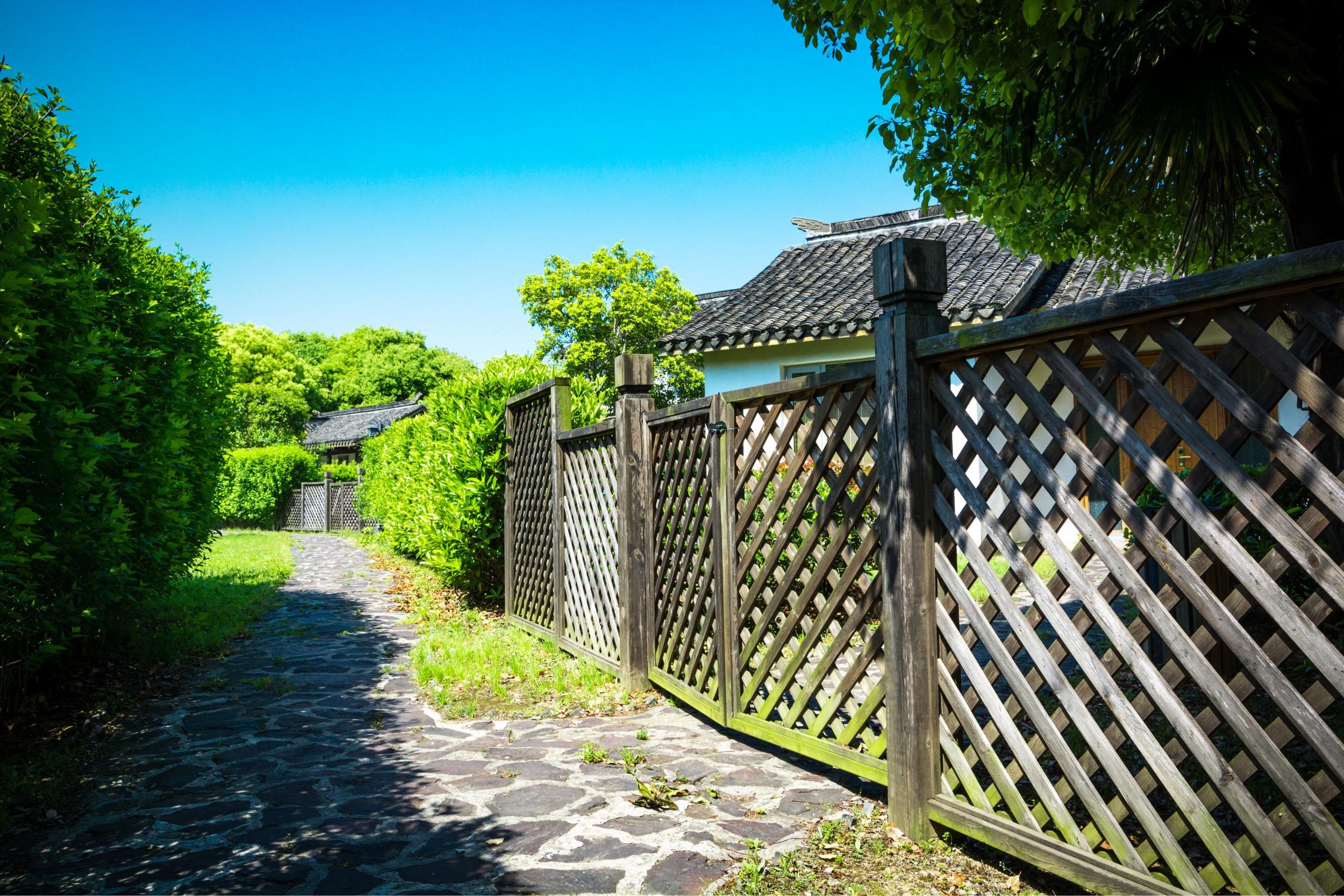 Are Ornamental Fences HOA-Compliant in Minneapolis? Rules, Height Limits, and Design Restrictions