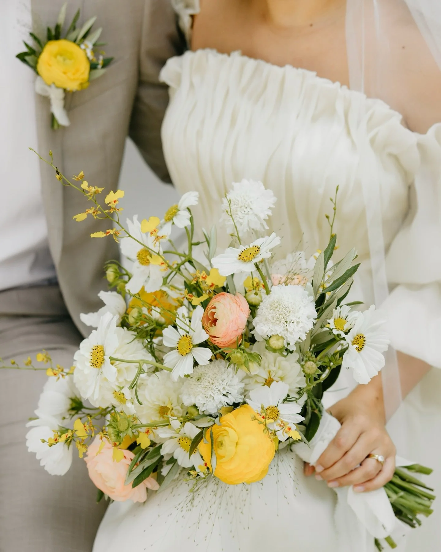 Part 2 of re-editing-old-work-so-I-can practice-working-in-my-office-with-a-baby-strapped-to-me! Details + frames I love from Michele and Will&rsquo;s Southern California wedding at Grand Gimeno ✨

#sandiegoweddingphotographer #seattleweddingphotogra