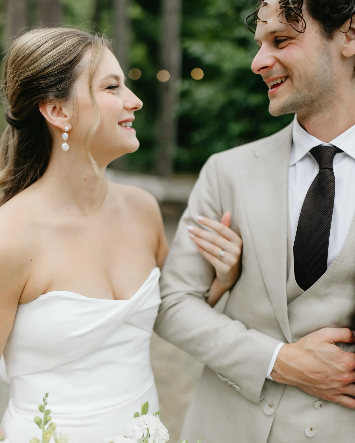 ALYSSA &amp; TIM and their perfect wedding at Manor House at Pleasant Beach on Bainbridge Island - on the blog todayyyyy! Can&rsquo;t wait to be back at this venue in July 🥲
Seattle wedding photographer | San Diego Wedding photographer | Seattle wed