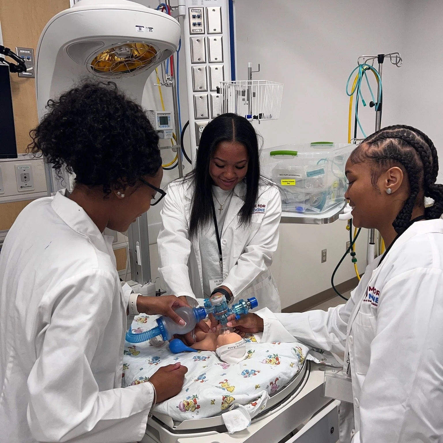 👐🏽 All hands-on deck!

This is what it means to be #MadeForMedicine!

Real world experiences to cultivate future doctors. 

#WhatADoctorLooksLike #RepresentationMatters
