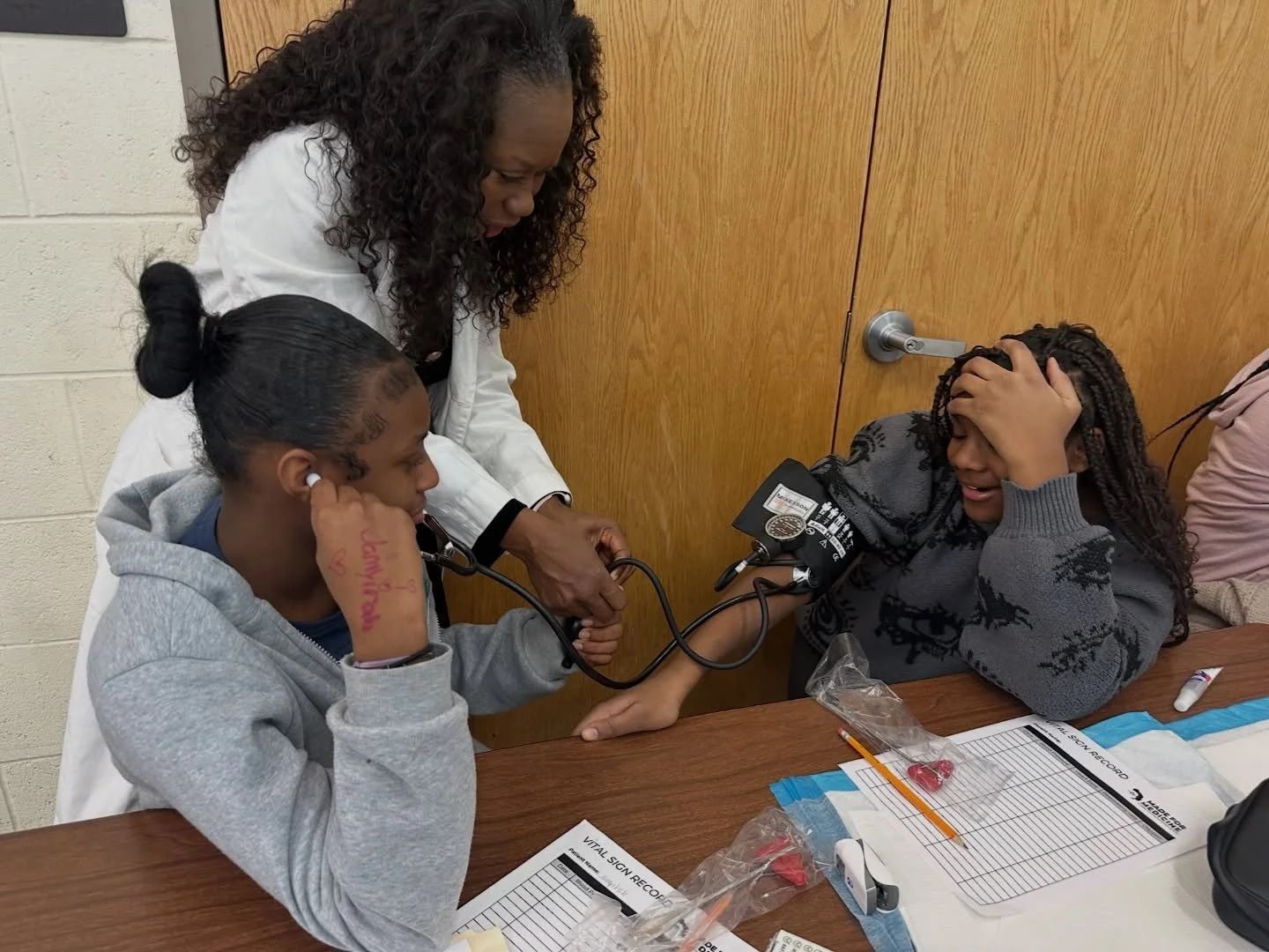 Outreach 🟰 Exposure

🏫 Recently, we visited Champion Middle School. We talked with students about the journey to becoming a doctor and introduced them to some basic life-saving techniques. These hands-on activities are important for us to model and