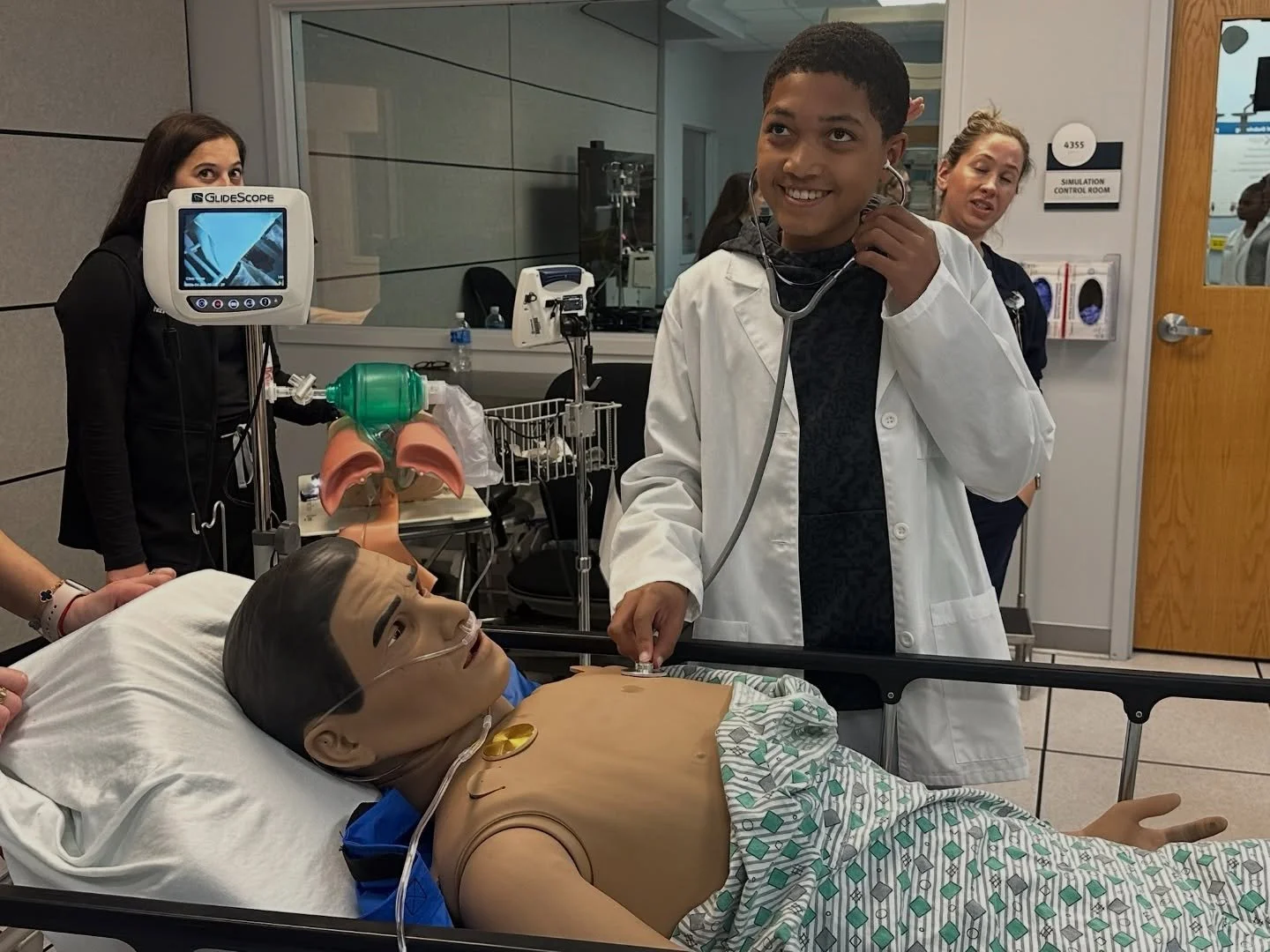 Learning by doing &mdash; that&rsquo;s the Made for Medicine way! 🙌🏽

Phase II students participated in a field trip this week to @ohiohealth Riverside Hospital. During this time they learned the basics of medical resuscitation and robotics. 

They