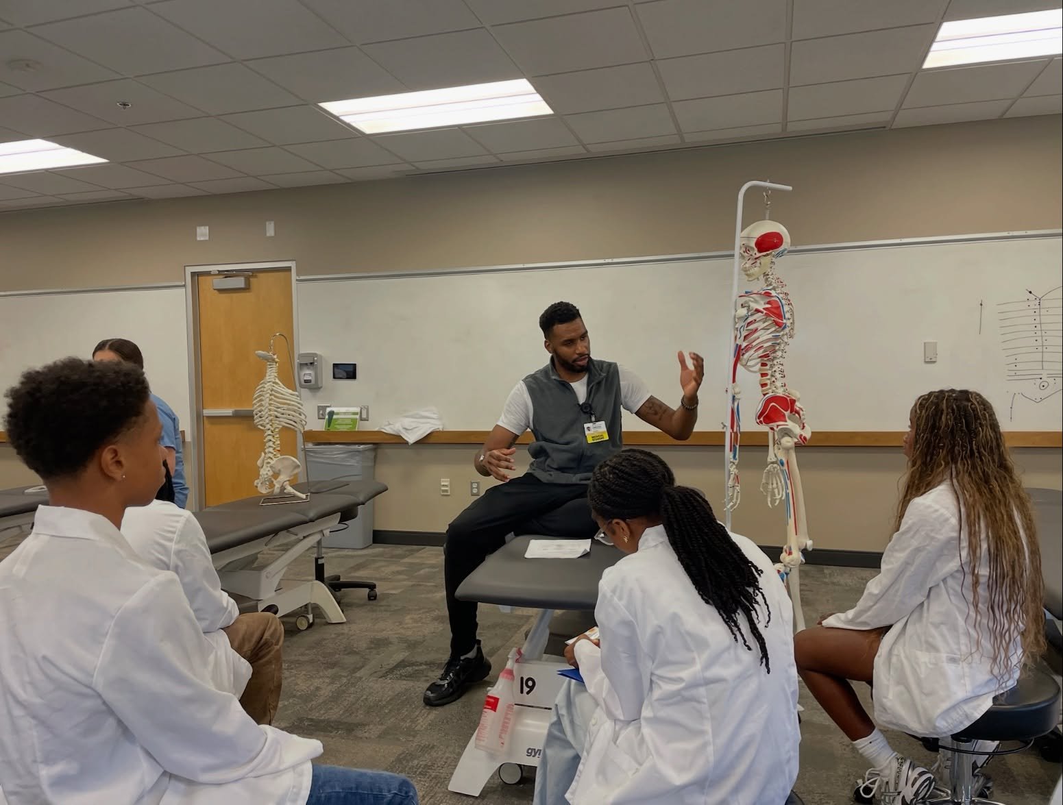 🩻 Osteopathic medicine: the study of medicine that focuses on the mind, body and spirit of the patient.

Phase II students were recently introduced to this philosophy of care, hosted by @ouhcom. Through skills sessions, students assessed gait, postu