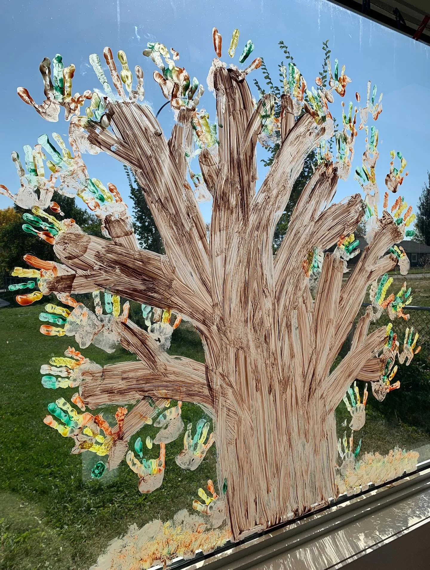 It’s starting to look like fall in our classroom! One of the fun activities we’ve been working on is our classroom tree! 
We’ve also been working on our fine motor skills while “baking” apple pie in our new sensory bin.