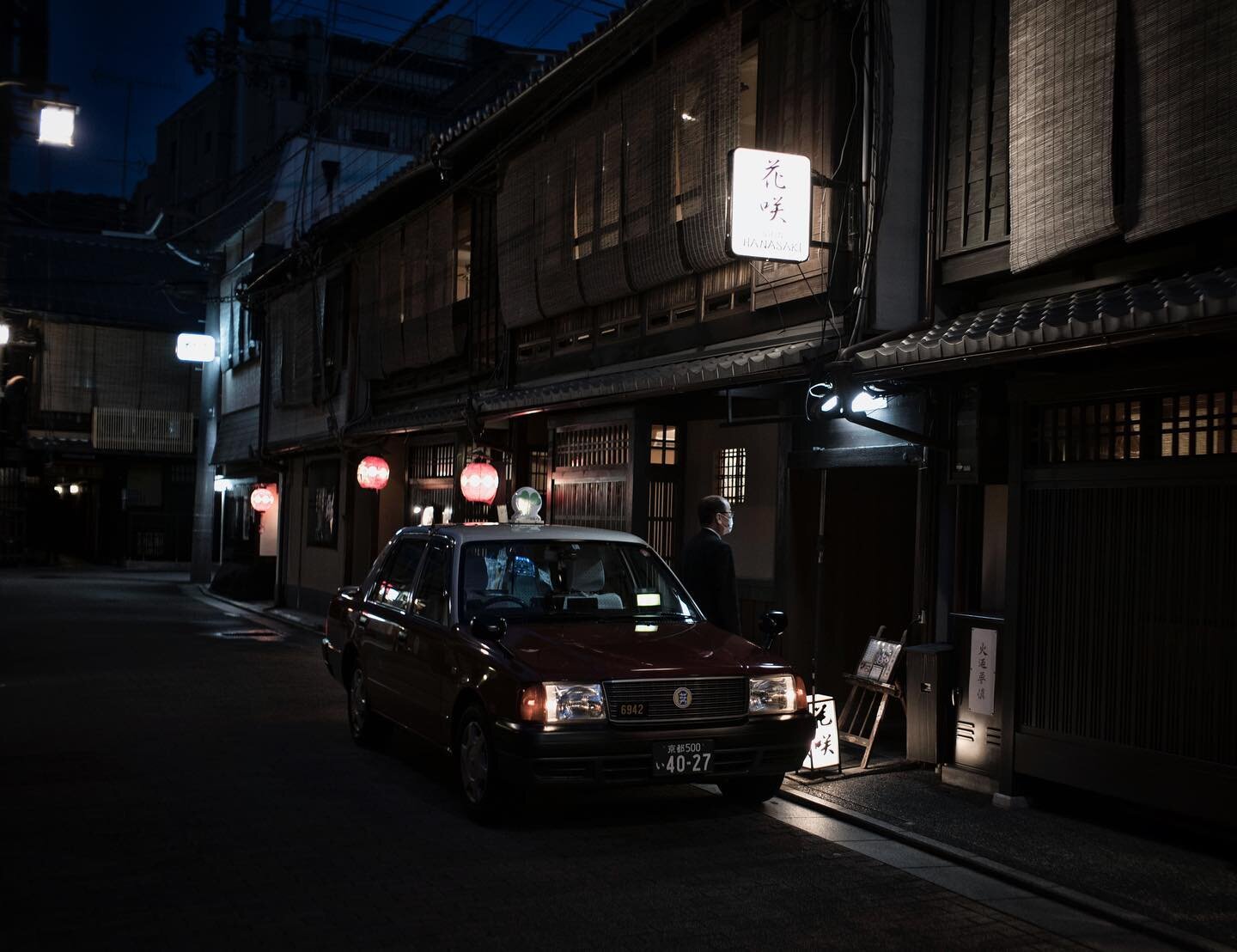 Took this snap after leaving a delicious gyoza shop in Tsukimicho, Kyoto. 2022 #filmnoir #kyotonight #davidlynch #japantravel #toyotacrown #gyozalover