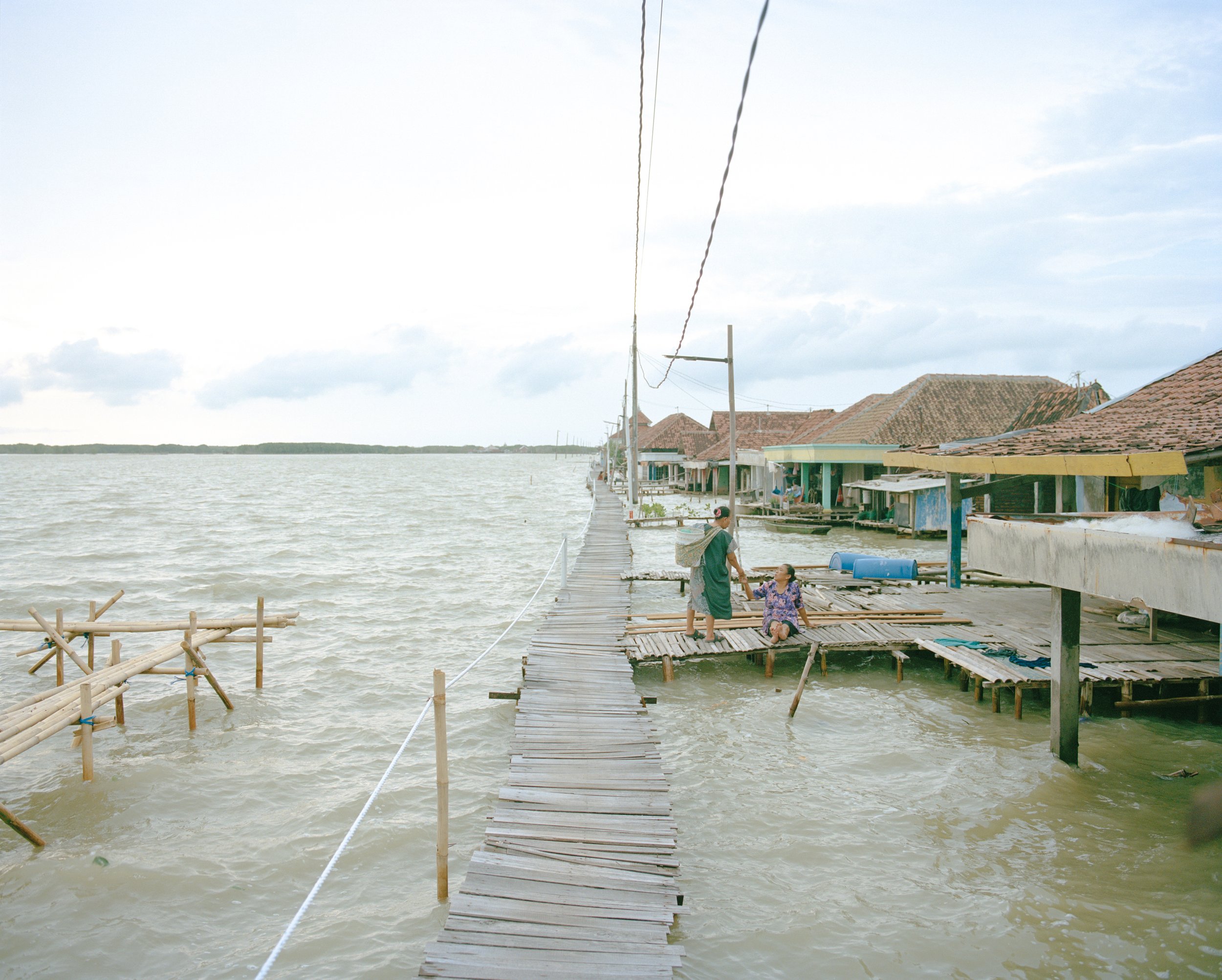 The scenery of daily life in Timbulsloko has been gradually sinking due to the rising sea level.
This village is located in the fastest-sinking area in Indonesia. (Indonesia, Central Java, Timbulsloko, 2025)