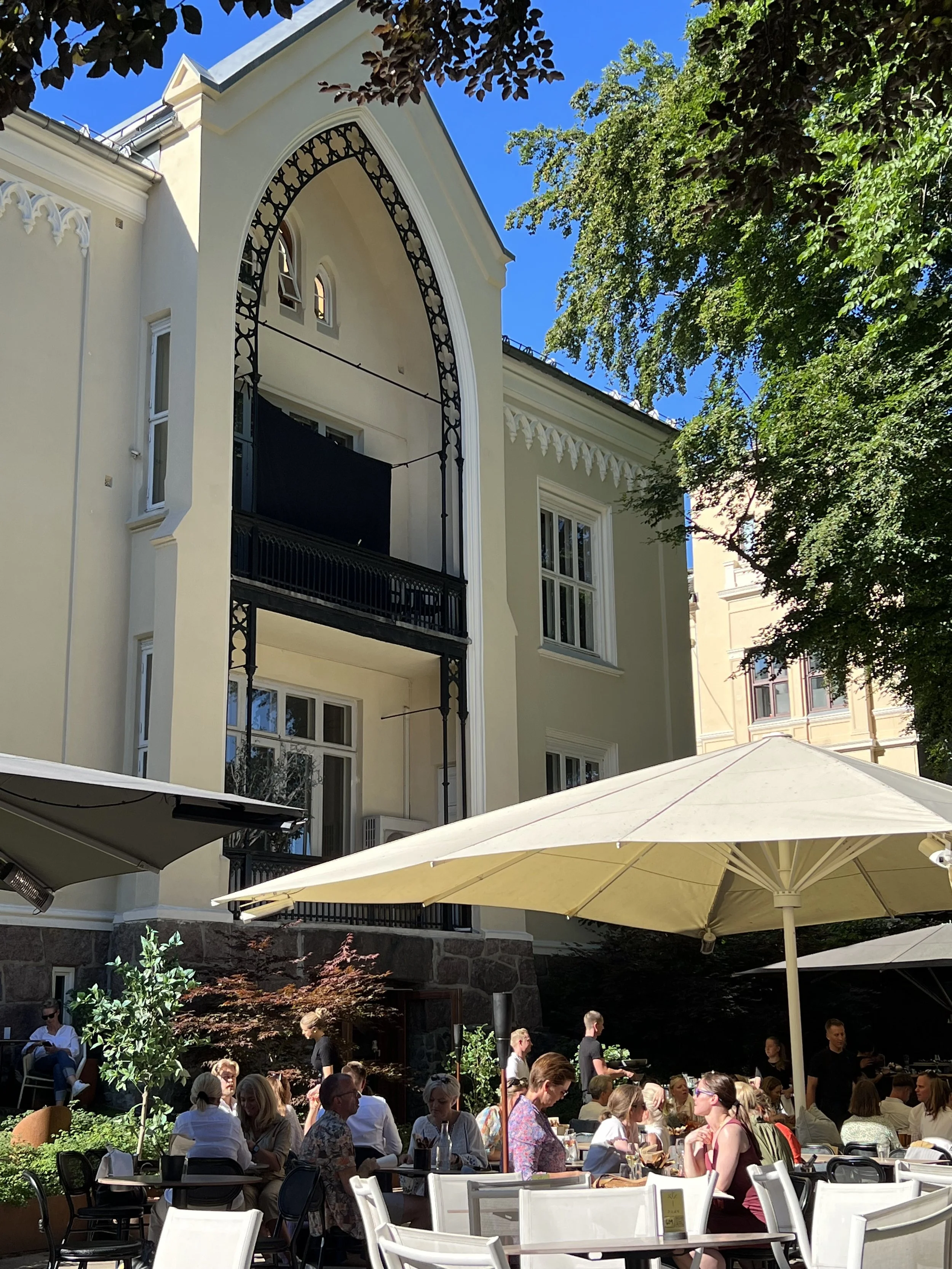 Bilde av uteserveringen hos FYR Bistronomi & Bar på en solrik sommerdag