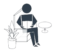 Person sidder på en stol med en laptop, omgivet af planter.