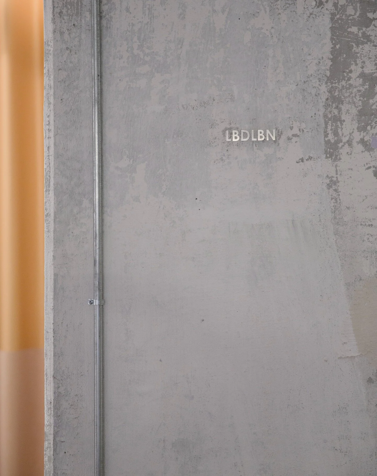 I mange af vores projekter arbejder vi med wayfinding ved brug af grafiske elementer. Wayfinding guider medarbejdere gennem de fysiske rammer, og er med til at skabe en f&aelig;lles forst&aring;else for brugen af kontoret. Derudover er det et vigtigt