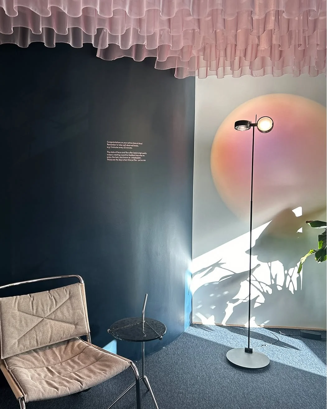 &quot;R&oslash;&oslash;&oslash;r veeed miiig&hellip;&quot;🎵

Jeps, s&aring;dan starter teksten p&aring; v&aelig;ggen i materialebiblioteket hos os i LAIKA Rumdesign. Her nudger vi &ndash; med sm&aring;, motiverende udsk&aring;rne v&aelig;gfolietekst