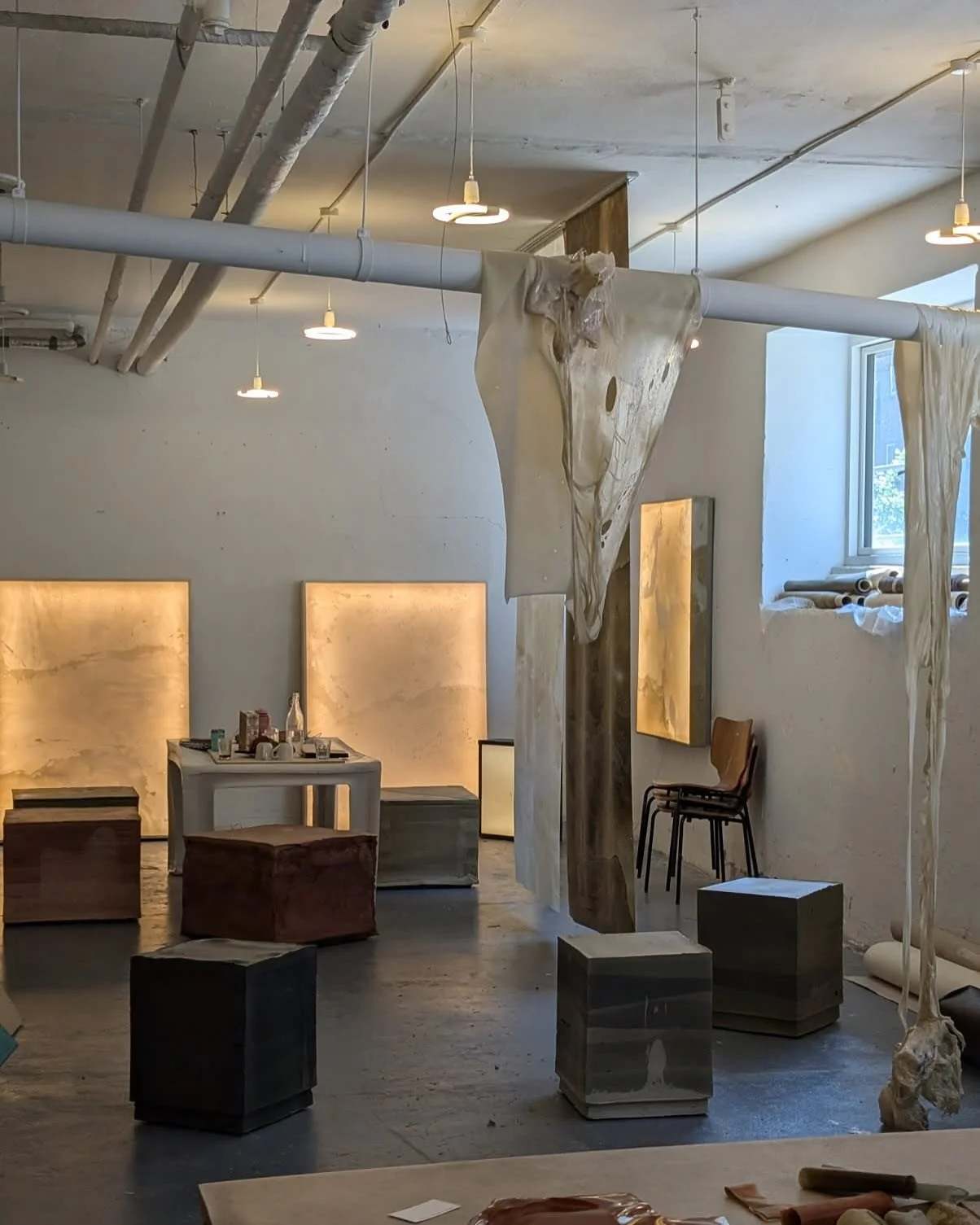 Fremtidens materialer og fortidens farver🌀

I dag var LAIKA p&aring; studietur, hvor vi blandt andet bes&oslash;gte @natural.material.studio og @thorvaldsensmuseum 

Vi fik et indblik i fremtidens materialer &ndash; biobaserede, taktile og sanselige