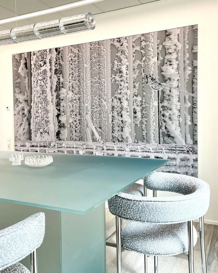 Hvordan bygger man et hjem for innovation?💡

For @novonesis bet&oslash;d det at blive &ndash; og bygge videre.
I t&aelig;t samarbejde med Vilhelm Lauritzen Arkitekter udviklede vi en arbejdsplads, der favner b&aring;de forskning, fordybelse og f&ael