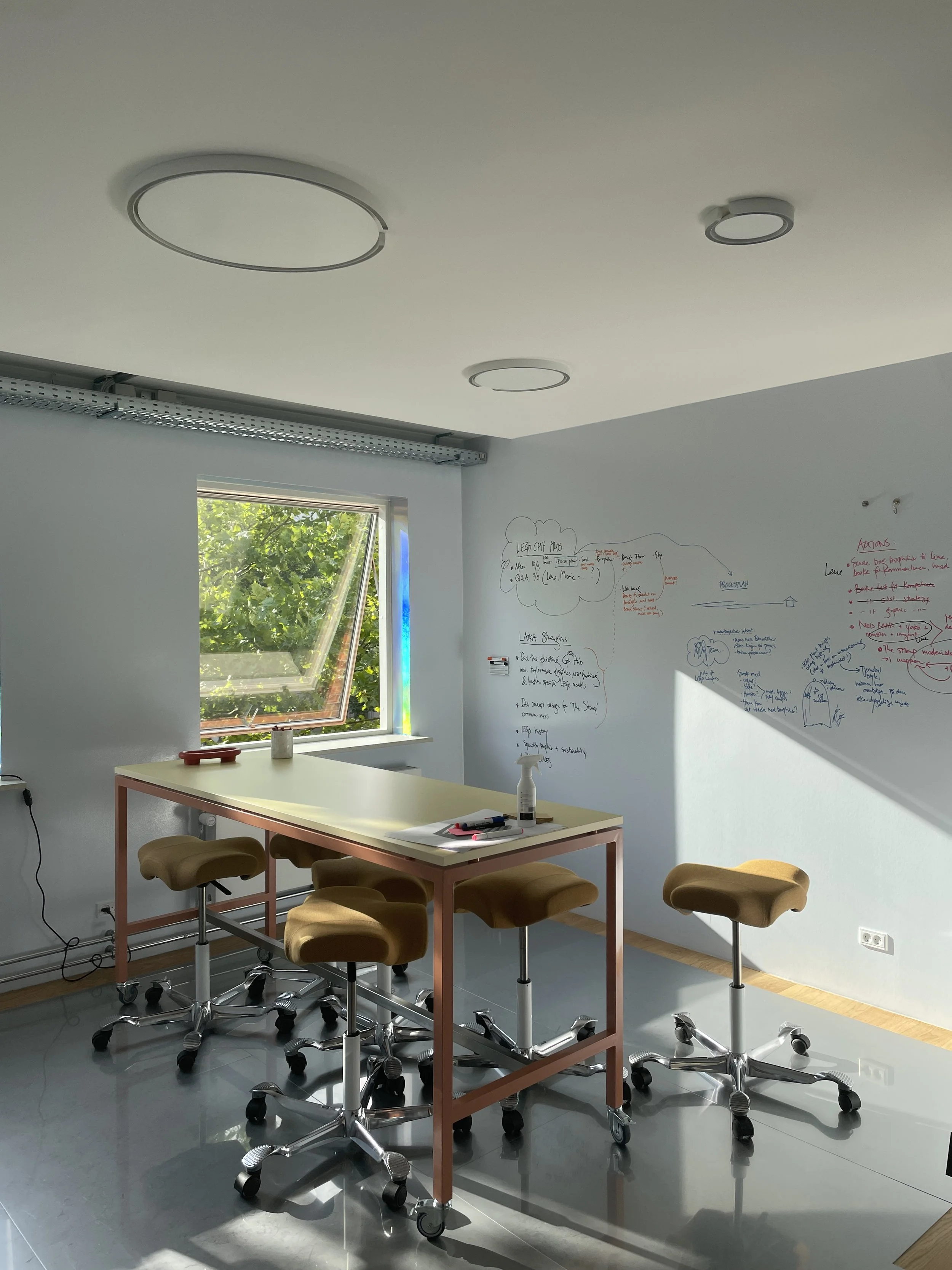 Biophilic design i projektrum — naturligt lys, udsyn til grønne omgivelser og kreativt arbejdsmiljø