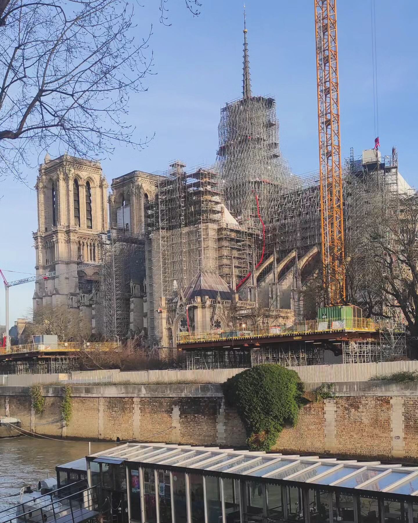 Une &eacute;motion particuli&egrave;re face &agrave; Notre-Dame aujourd'hui... Un chantier qui ne laisse pas indifferent, c'est s&ucirc;r.

#notredame #paris