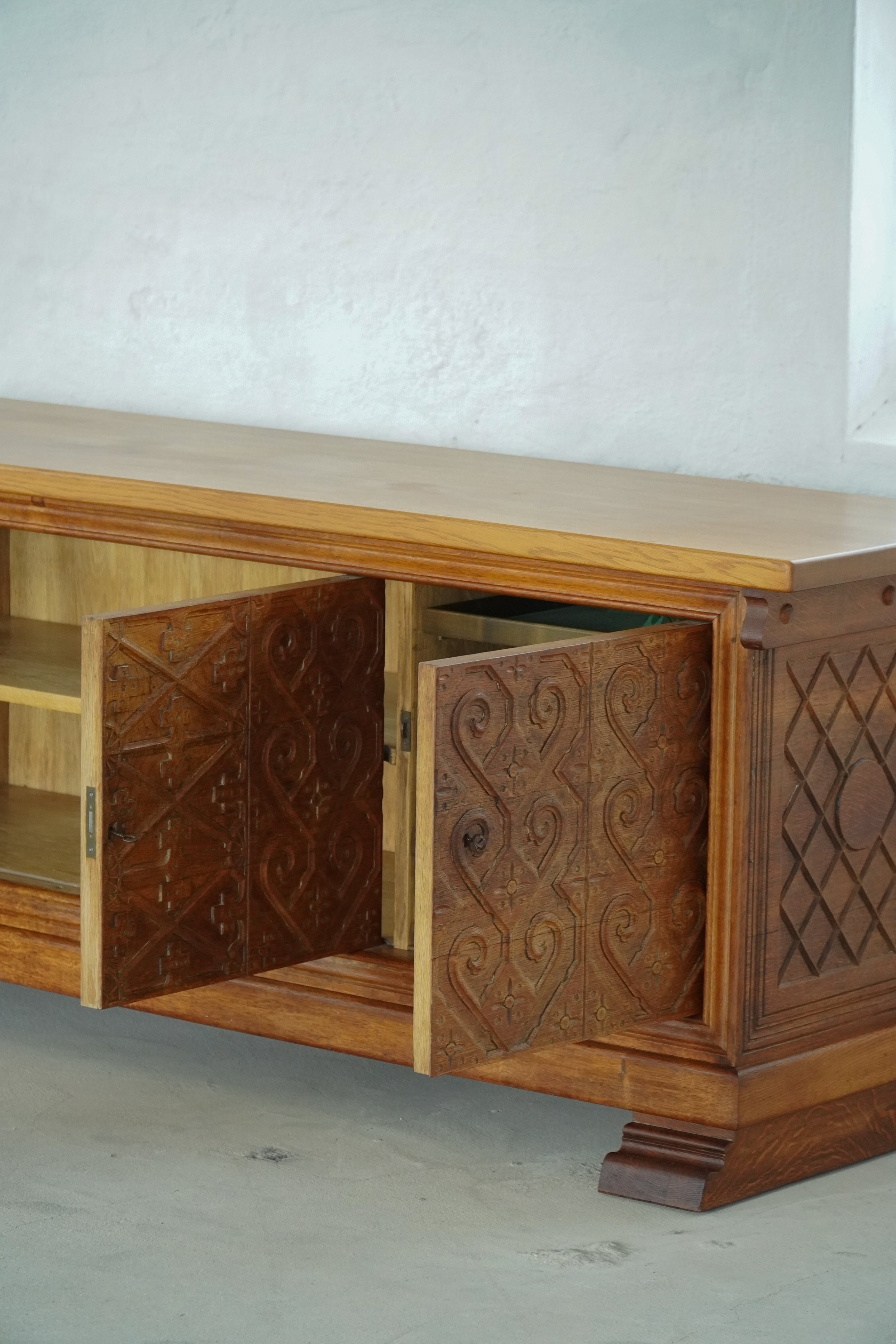 Sideboard-carved-6.jpg