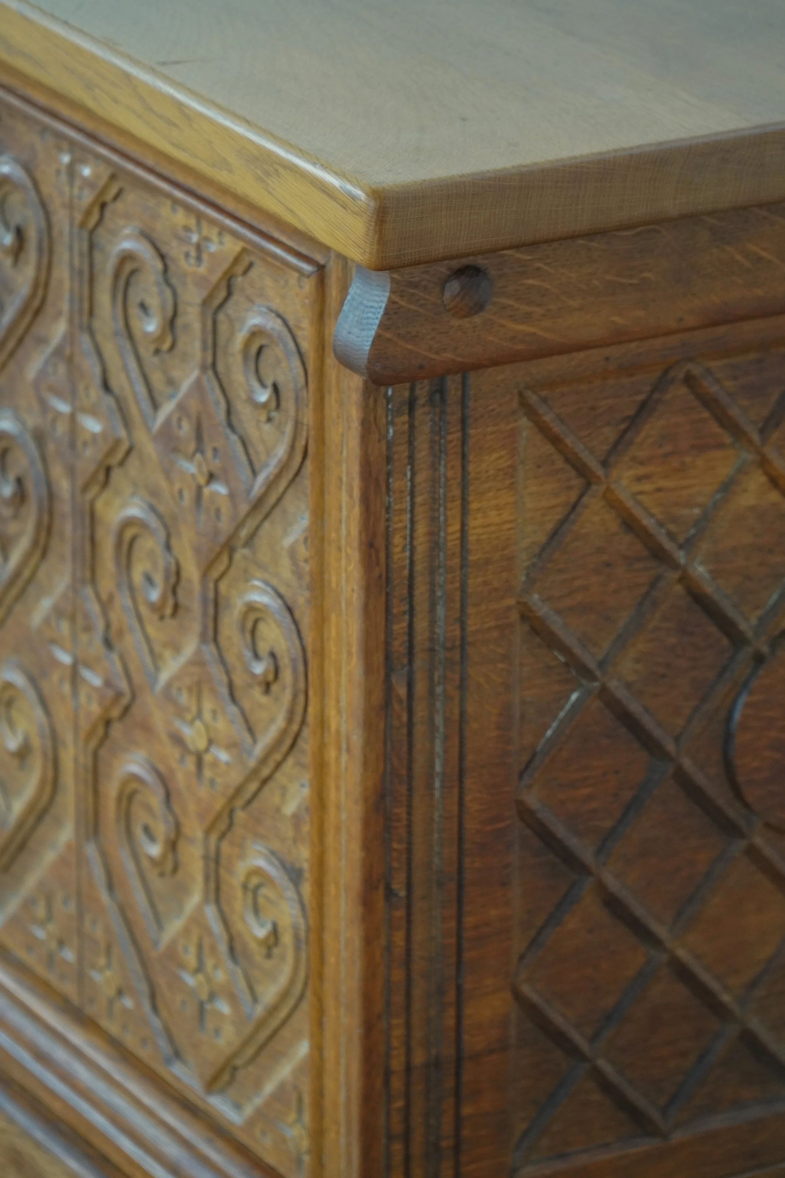 Sideboard-carved-10.jpg