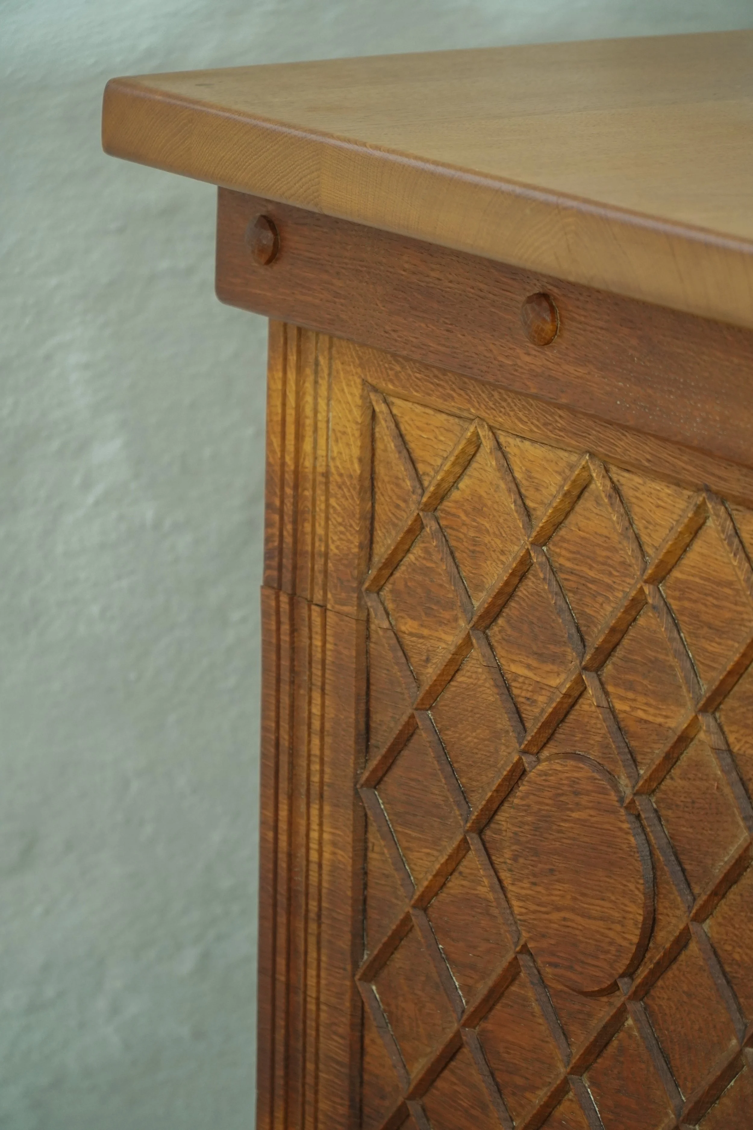 Sideboard-carved-19.jpg
